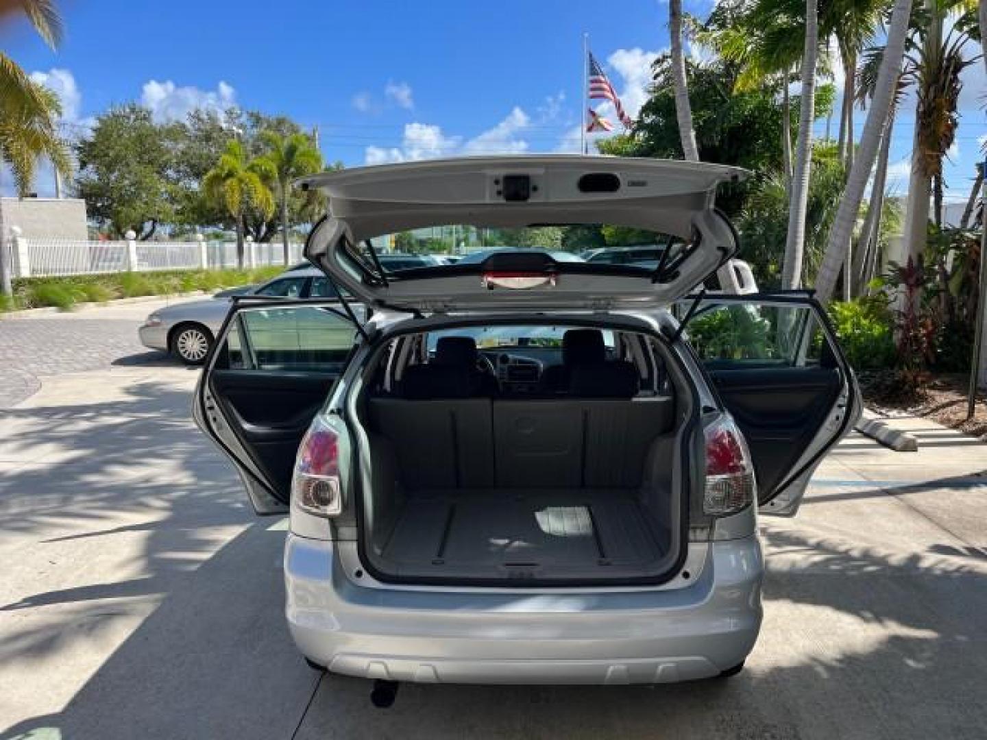 2006 Silver Streak Mica /Dark Gray Toyota Matrix AUTO AC LOW MILES 60,330 (2T1KR32E96C) with an 1.8L DOHC 16-Valve 4-Cyl Engine engine, Automatic transmission, located at 4701 North Dixie Hwy, Pompano Beach, FL, 33064, (954) 422-2889, 26.240938, -80.123474 - OUR WEBPAGE FLORIDACARS1.COM HAS OVER 100 PHOTOS AND FREE CARFAX LINK 2006 TOYOTA MATRIX ROAD READY 1.8L I4 VIN: 2T1KR32E96C593087 NO ACCIDENTS HATCHBACK 4 DR 19 SERVICE RECORDS 1.8L I4 F DOHC 16V 34 MPG GASOLINE POWER MIRRORS FRONT WHEEL DRIVE Anti-Theft System FWD Front Bucket Seats [AB] ANTI-LOCK - Photo#15