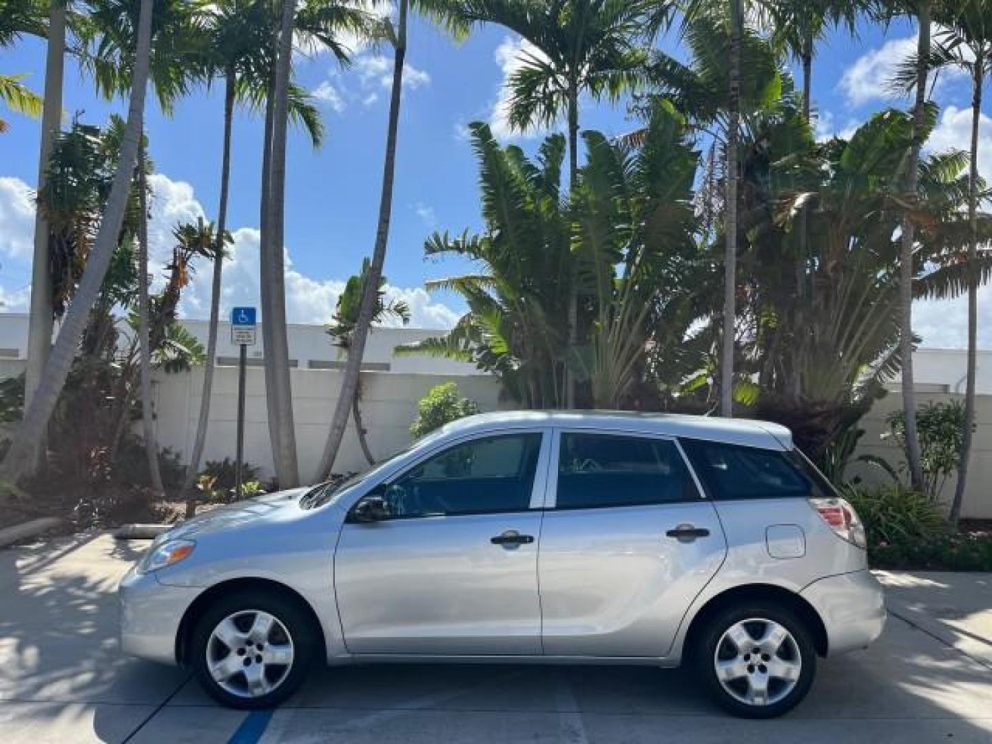 2006 Silver Streak Mica /Dark Gray Toyota Matrix AUTO AC LOW MILES 60,330 (2T1KR32E96C) with an 1.8L DOHC 16-Valve 4-Cyl Engine engine, Automatic transmission, located at 4701 North Dixie Hwy, Pompano Beach, FL, 33064, (954) 422-2889, 26.240938, -80.123474 - OUR WEBPAGE FLORIDACARS1.COM HAS OVER 100 PHOTOS AND FREE CARFAX LINK 2006 TOYOTA MATRIX ROAD READY 1.8L I4 VIN: 2T1KR32E96C593087 NO ACCIDENTS HATCHBACK 4 DR 19 SERVICE RECORDS 1.8L I4 F DOHC 16V 34 MPG GASOLINE POWER MIRRORS FRONT WHEEL DRIVE Anti-Theft System FWD Front Bucket Seats [AB] ANTI-LOCK - Photo#4