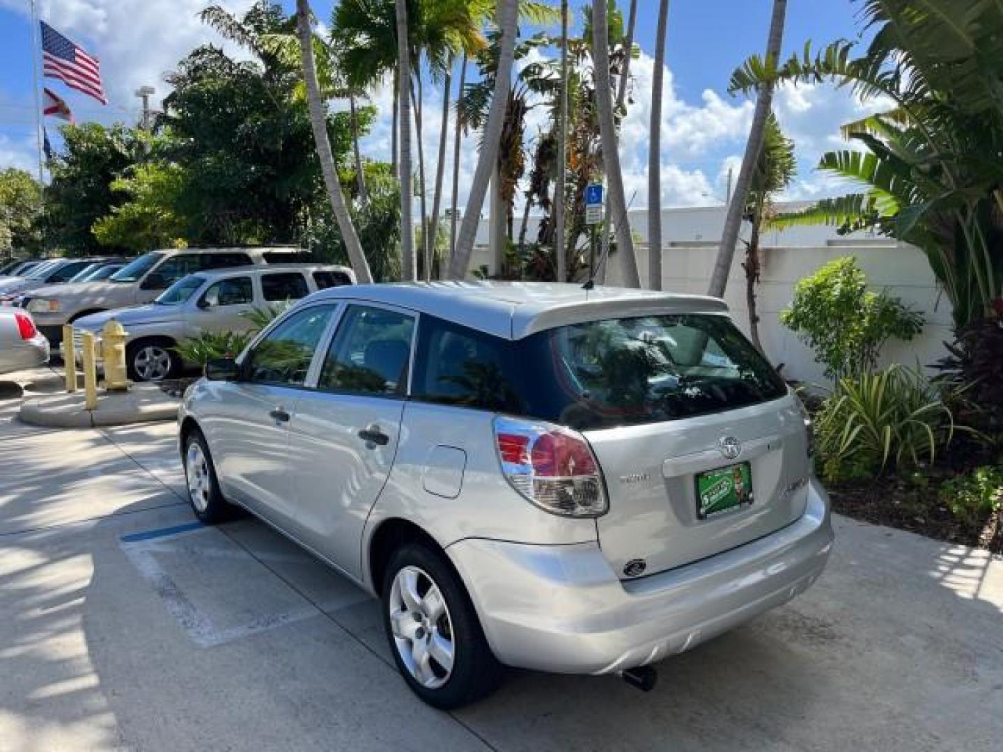 2006 Silver Streak Mica /Dark Gray Toyota Matrix AUTO AC LOW MILES 60,330 (2T1KR32E96C) with an 1.8L DOHC 16-Valve 4-Cyl Engine engine, Automatic transmission, located at 4701 North Dixie Hwy, Pompano Beach, FL, 33064, (954) 422-2889, 26.240938, -80.123474 - OUR WEBPAGE FLORIDACARS1.COM HAS OVER 100 PHOTOS AND FREE CARFAX LINK 2006 TOYOTA MATRIX ROAD READY 1.8L I4 VIN: 2T1KR32E96C593087 NO ACCIDENTS HATCHBACK 4 DR 19 SERVICE RECORDS 1.8L I4 F DOHC 16V 34 MPG GASOLINE POWER MIRRORS FRONT WHEEL DRIVE Anti-Theft System FWD Front Bucket Seats [AB] ANTI-LOCK - Photo#5