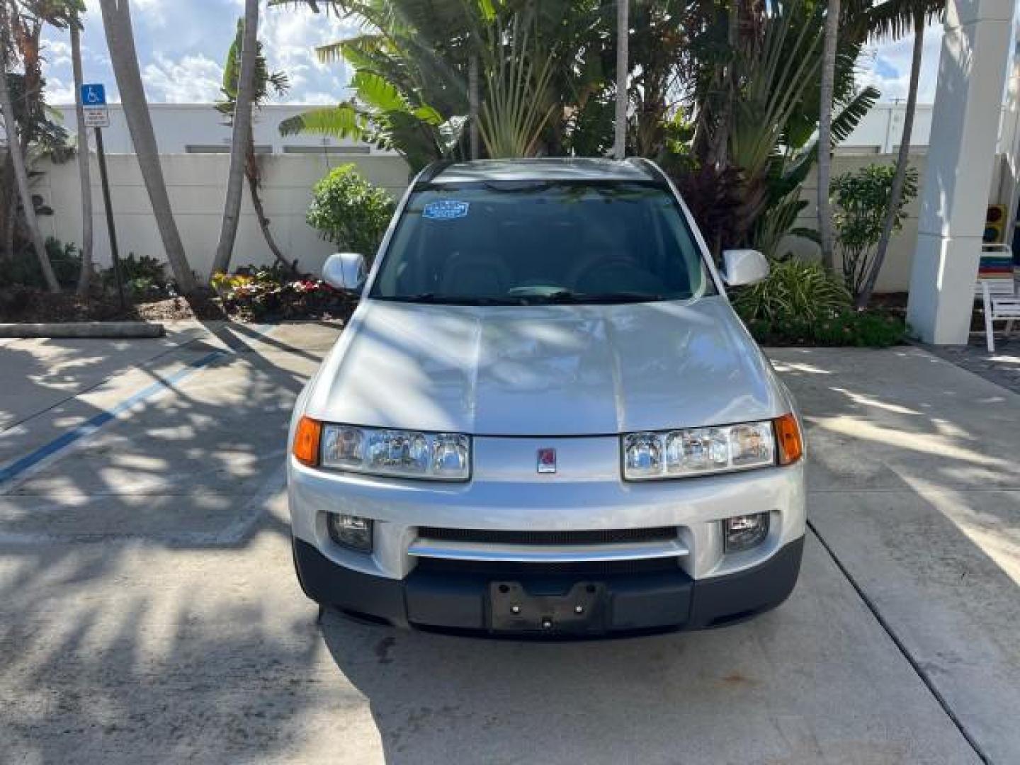 2005 Silver Nickel /Grey Saturn VUE AUTO AC LOW MILES 48,877 (5GZCZ53485S) with an 3.5L SOHC SEFI 24-Valve V6 Engine engine, Automatic transmission, located at 4701 North Dixie Hwy, Pompano Beach, FL, 33064, (954) 422-2889, 26.240938, -80.123474 - OUR WEBPAGE FLORIDACARS1.COM HAS OVER 100 PHOTOS AND FREE CARFAX LINK 2005 SATURN VUE ROAD READY 3.5L I6 VIN: 5GZCZ53485S820495 NO ACCIDENTS 4 DOOR WAGON/SPORT UTILITY NO RECALLS 28 MPG 3.5L I6 F THIS IS A HONDA CRV POWER TRAIN FACTORY LOW MILES 48,877 GASOLINE 35 SERVICE RECORDS FRONT WHEEL DRIVE A - Photo#2