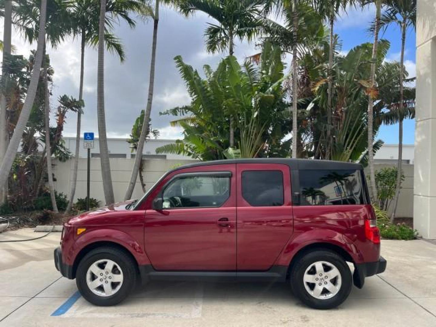 2007 Tango Red Pearl /Gray/Black Honda Element 21 SERV EX LOW MILES 73,349 (5J6YH18757L) with an 2.4L DOHC MPFI 16-Valve i-VTEC I4 Engine engine, Automatic transmission, located at 4701 North Dixie Hwy, Pompano Beach, FL, 33064, (954) 422-2889, 26.240938, -80.123474 - OUR WEBPAGE FLORIDACARS1.COM HAS OVER 100 PHOTOS AND FREE CARFAX LINK 2007 HONDA ELEMENT EX ROAD READY 2.4L I4 VIN: 5J6YH18757L011534 NO ACCIDENTS 4 DOOR WAGON/SPORT UTILITY LOW MILES 73,349 2.4L I4 F DOHC 16V 21 SERVICE RECORDS GASOLINE POWER MIRRORS FRONT WHEEL DRIVE 27 MPG Anti-Theft System Braki - Photo#4