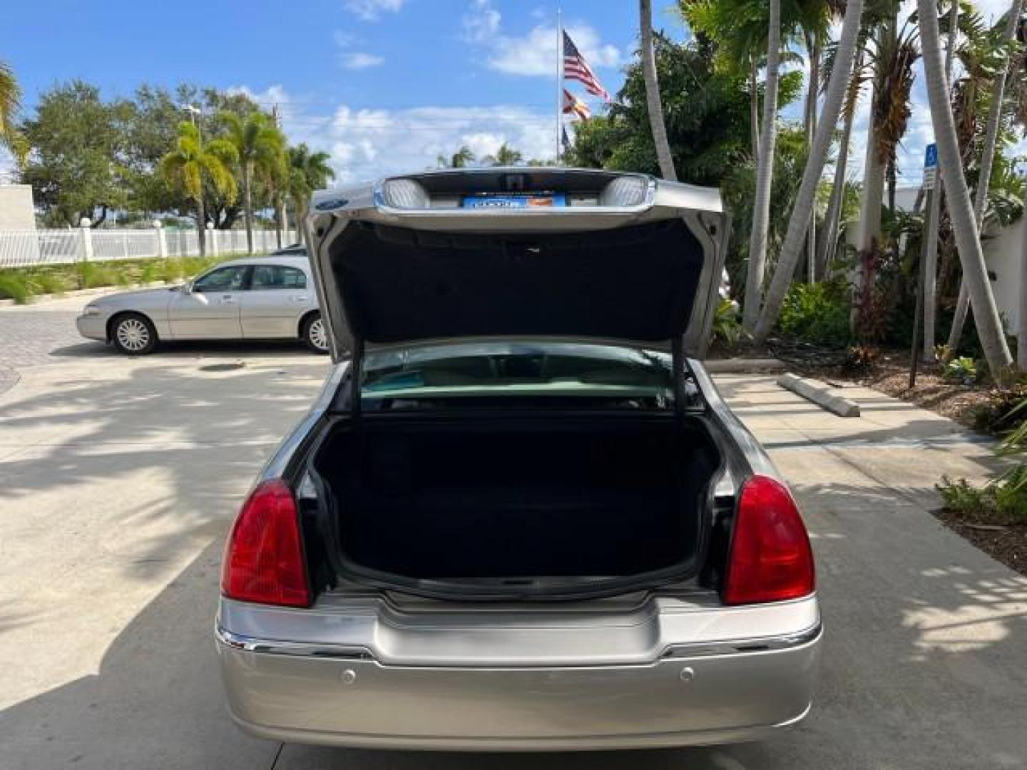 2005 Cashmere Tri-Coat /Shale/Dove Lincoln Town Car 1 FL Signature Limited LOW MILES 77,587 (1LNHM82W15Y) with an 4.6L SOHC SMPI V8 Engine engine, Automatic transmission, located at 4701 North Dixie Hwy, Pompano Beach, FL, 33064, (954) 422-2889, 26.240938, -80.123474 - OUR WEBPAGE FLORIDACARS1.COM HAS OVER 100 PHOTOS AND FREE CARFAX LINK 2005 LINCOLN TOWN CAR SIGNATURE LIMITED ROAD READY 4.6L V8 VIN: 1LNHM82W15Y640729 LOW MILES 77,587 SEDAN 4 DR NO RECALLS 4.6L V8 F OHV 16V 1 OWNER FLORIDA GASOLINE 32 SERVICE RECORDS POWER LEATHER SEATS REAR WHEEL DRIVE HEATED SEA - Photo#61