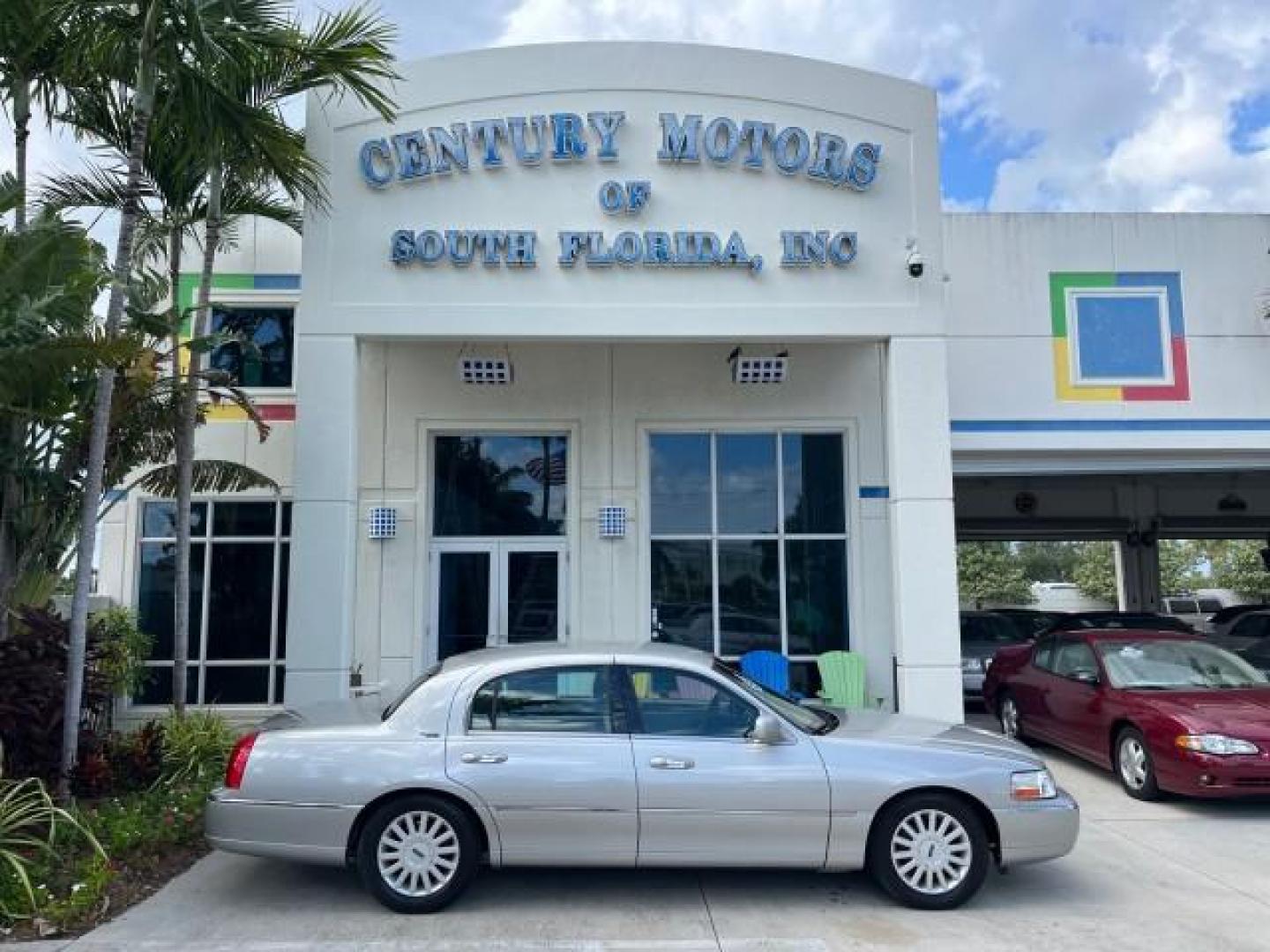 2005 Cashmere Tri-Coat /Shale/Dove Lincoln Town Car 1 FL Signature Limited LOW MILES 77,587 (1LNHM82W15Y) with an 4.6L SOHC SMPI V8 Engine engine, Automatic transmission, located at 4701 North Dixie Hwy, Pompano Beach, FL, 33064, (954) 422-2889, 26.240938, -80.123474 - OUR WEBPAGE FLORIDACARS1.COM HAS OVER 100 PHOTOS AND FREE CARFAX LINK 2005 LINCOLN TOWN CAR SIGNATURE LIMITED ROAD READY 4.6L V8 VIN: 1LNHM82W15Y640729 LOW MILES 77,587 SEDAN 4 DR NO RECALLS 4.6L V8 F OHV 16V 1 OWNER FLORIDA GASOLINE 32 SERVICE RECORDS POWER LEATHER SEATS REAR WHEEL DRIVE HEATED SEA - Photo#0