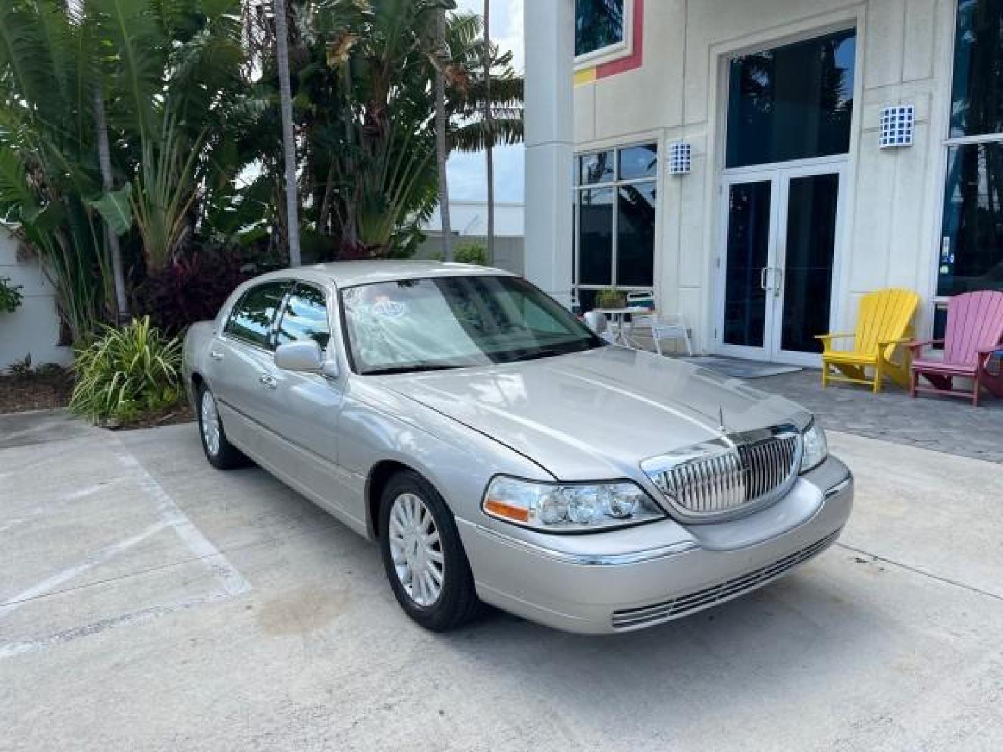 2005 Cashmere Tri-Coat /Shale/Dove Lincoln Town Car 1 FL Signature Limited LOW MILES 77,587 (1LNHM82W15Y) with an 4.6L SOHC SMPI V8 Engine engine, Automatic transmission, located at 4701 North Dixie Hwy, Pompano Beach, FL, 33064, (954) 422-2889, 26.240938, -80.123474 - OUR WEBPAGE FLORIDACARS1.COM HAS OVER 100 PHOTOS AND FREE CARFAX LINK 2005 LINCOLN TOWN CAR SIGNATURE LIMITED ROAD READY 4.6L V8 VIN: 1LNHM82W15Y640729 LOW MILES 77,587 SEDAN 4 DR NO RECALLS 4.6L V8 F OHV 16V 1 OWNER FLORIDA GASOLINE 32 SERVICE RECORDS POWER LEATHER SEATS REAR WHEEL DRIVE HEATED SEA - Photo#1