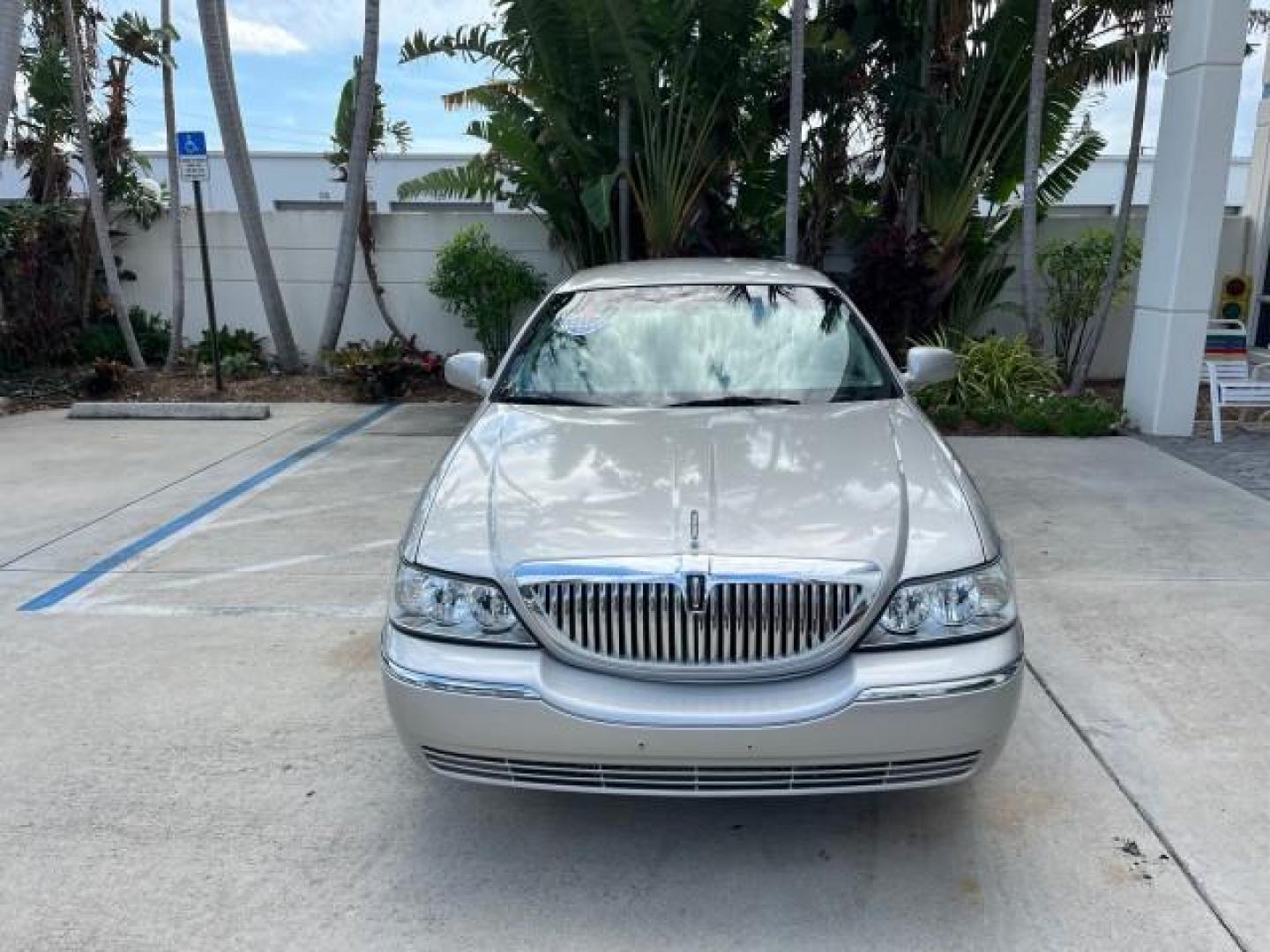 2005 Cashmere Tri-Coat /Shale/Dove Lincoln Town Car 1 FL Signature Limited LOW MILES 77,587 (1LNHM82W15Y) with an 4.6L SOHC SMPI V8 Engine engine, Automatic transmission, located at 4701 North Dixie Hwy, Pompano Beach, FL, 33064, (954) 422-2889, 26.240938, -80.123474 - OUR WEBPAGE FLORIDACARS1.COM HAS OVER 100 PHOTOS AND FREE CARFAX LINK 2005 LINCOLN TOWN CAR SIGNATURE LIMITED ROAD READY 4.6L V8 VIN: 1LNHM82W15Y640729 LOW MILES 77,587 SEDAN 4 DR NO RECALLS 4.6L V8 F OHV 16V 1 OWNER FLORIDA GASOLINE 32 SERVICE RECORDS POWER LEATHER SEATS REAR WHEEL DRIVE HEATED SEA - Photo#2