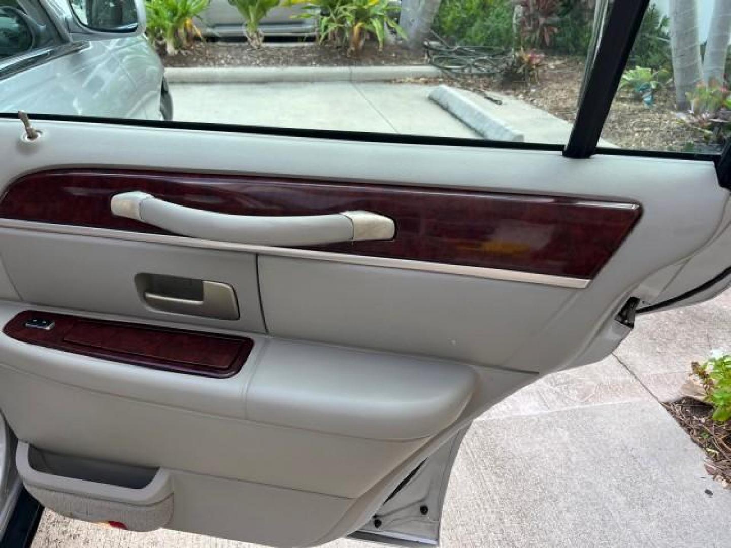 2005 Cashmere Tri-Coat /Shale/Dove Lincoln Town Car 1 FL Signature Limited LOW MILES 77,587 (1LNHM82W15Y) with an 4.6L SOHC SMPI V8 Engine engine, Automatic transmission, located at 4701 North Dixie Hwy, Pompano Beach, FL, 33064, (954) 422-2889, 26.240938, -80.123474 - OUR WEBPAGE FLORIDACARS1.COM HAS OVER 100 PHOTOS AND FREE CARFAX LINK 2005 LINCOLN TOWN CAR SIGNATURE LIMITED ROAD READY 4.6L V8 VIN: 1LNHM82W15Y640729 LOW MILES 77,587 SEDAN 4 DR NO RECALLS 4.6L V8 F OHV 16V 1 OWNER FLORIDA GASOLINE 32 SERVICE RECORDS POWER LEATHER SEATS REAR WHEEL DRIVE HEATED SEA - Photo#29