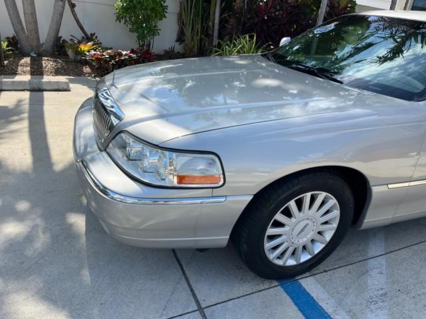 2005 Cashmere Tri-Coat /Shale/Dove Lincoln Town Car 1 FL Signature Limited LOW MILES 77,587 (1LNHM82W15Y) with an 4.6L SOHC SMPI V8 Engine engine, Automatic transmission, located at 4701 North Dixie Hwy, Pompano Beach, FL, 33064, (954) 422-2889, 26.240938, -80.123474 - OUR WEBPAGE FLORIDACARS1.COM HAS OVER 100 PHOTOS AND FREE CARFAX LINK 2005 LINCOLN TOWN CAR SIGNATURE LIMITED ROAD READY 4.6L V8 VIN: 1LNHM82W15Y640729 LOW MILES 77,587 SEDAN 4 DR NO RECALLS 4.6L V8 F OHV 16V 1 OWNER FLORIDA GASOLINE 32 SERVICE RECORDS POWER LEATHER SEATS REAR WHEEL DRIVE HEATED SEA - Photo#80