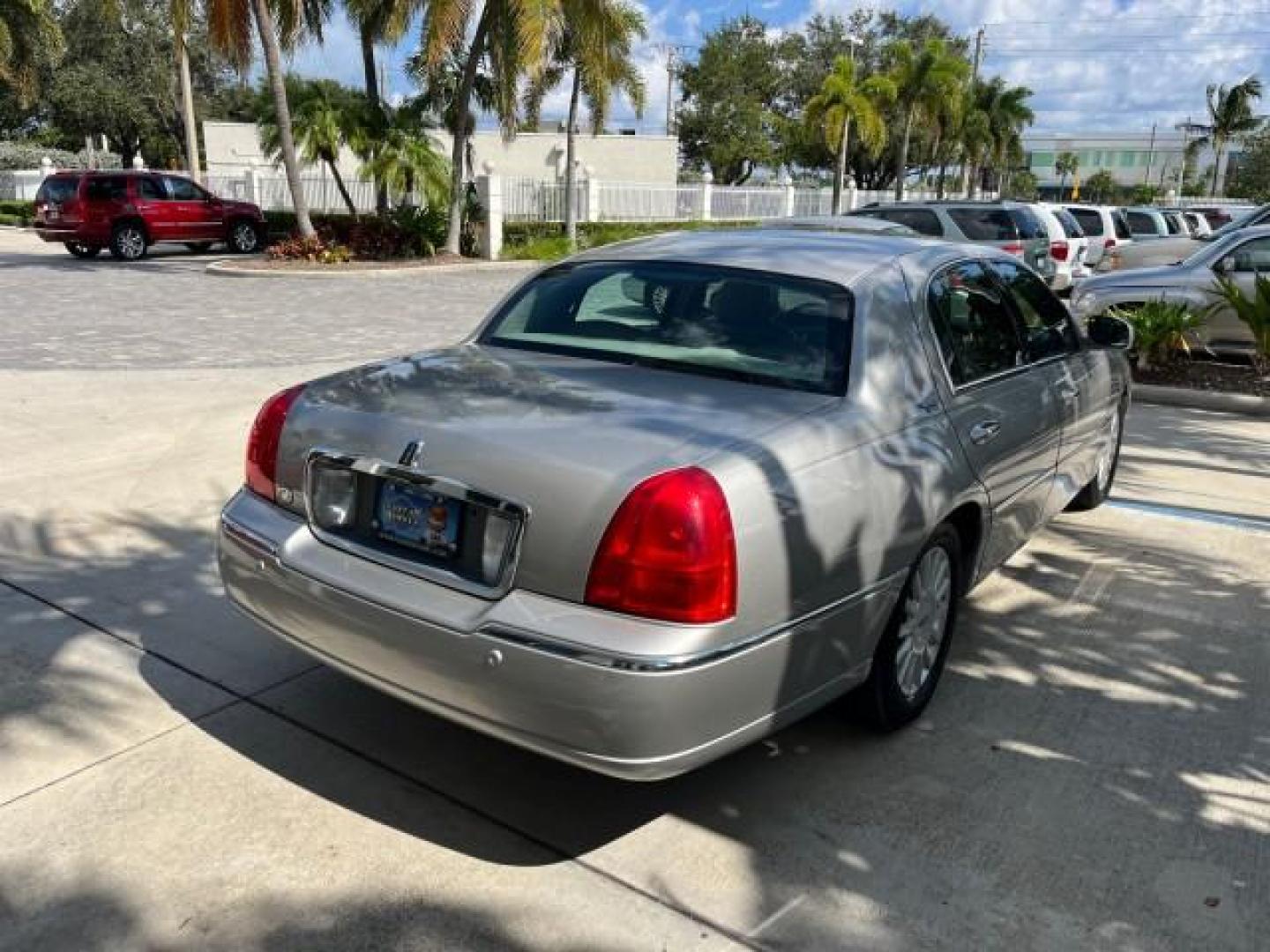 2005 Cashmere Tri-Coat /Shale/Dove Lincoln Town Car 1 FL Signature Limited LOW MILES 77,587 (1LNHM82W15Y) with an 4.6L SOHC SMPI V8 Engine engine, Automatic transmission, located at 4701 North Dixie Hwy, Pompano Beach, FL, 33064, (954) 422-2889, 26.240938, -80.123474 - OUR WEBPAGE FLORIDACARS1.COM HAS OVER 100 PHOTOS AND FREE CARFAX LINK 2005 LINCOLN TOWN CAR SIGNATURE LIMITED ROAD READY 4.6L V8 VIN: 1LNHM82W15Y640729 LOW MILES 77,587 SEDAN 4 DR NO RECALLS 4.6L V8 F OHV 16V 1 OWNER FLORIDA GASOLINE 32 SERVICE RECORDS POWER LEATHER SEATS REAR WHEEL DRIVE HEATED SEA - Photo#94