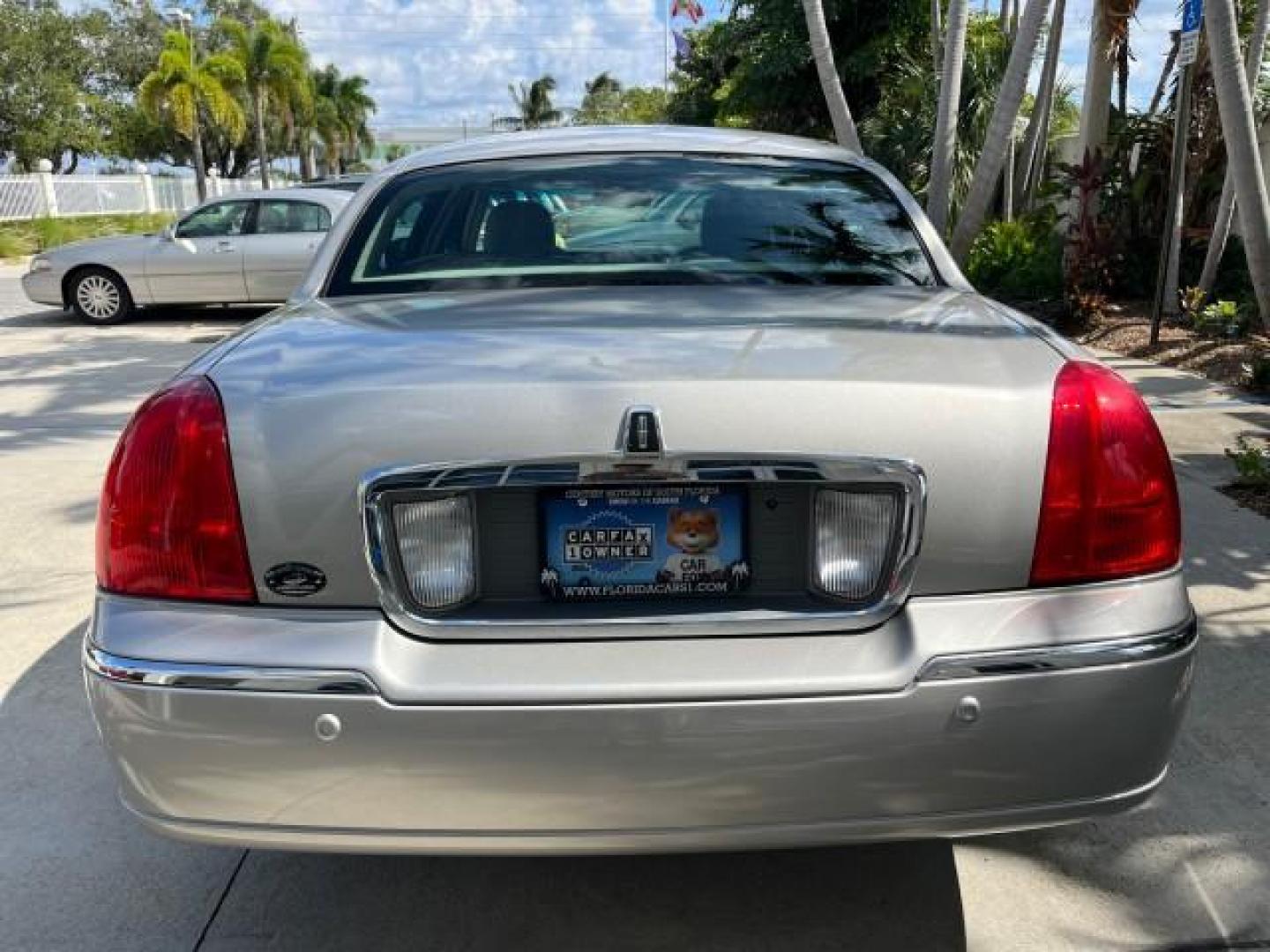 2005 Cashmere Tri-Coat /Shale/Dove Lincoln Town Car 1 FL Signature Limited LOW MILES 77,587 (1LNHM82W15Y) with an 4.6L SOHC SMPI V8 Engine engine, Automatic transmission, located at 4701 North Dixie Hwy, Pompano Beach, FL, 33064, (954) 422-2889, 26.240938, -80.123474 - OUR WEBPAGE FLORIDACARS1.COM HAS OVER 100 PHOTOS AND FREE CARFAX LINK 2005 LINCOLN TOWN CAR SIGNATURE LIMITED ROAD READY 4.6L V8 VIN: 1LNHM82W15Y640729 LOW MILES 77,587 SEDAN 4 DR NO RECALLS 4.6L V8 F OHV 16V 1 OWNER FLORIDA GASOLINE 32 SERVICE RECORDS POWER LEATHER SEATS REAR WHEEL DRIVE HEATED SEA - Photo#98