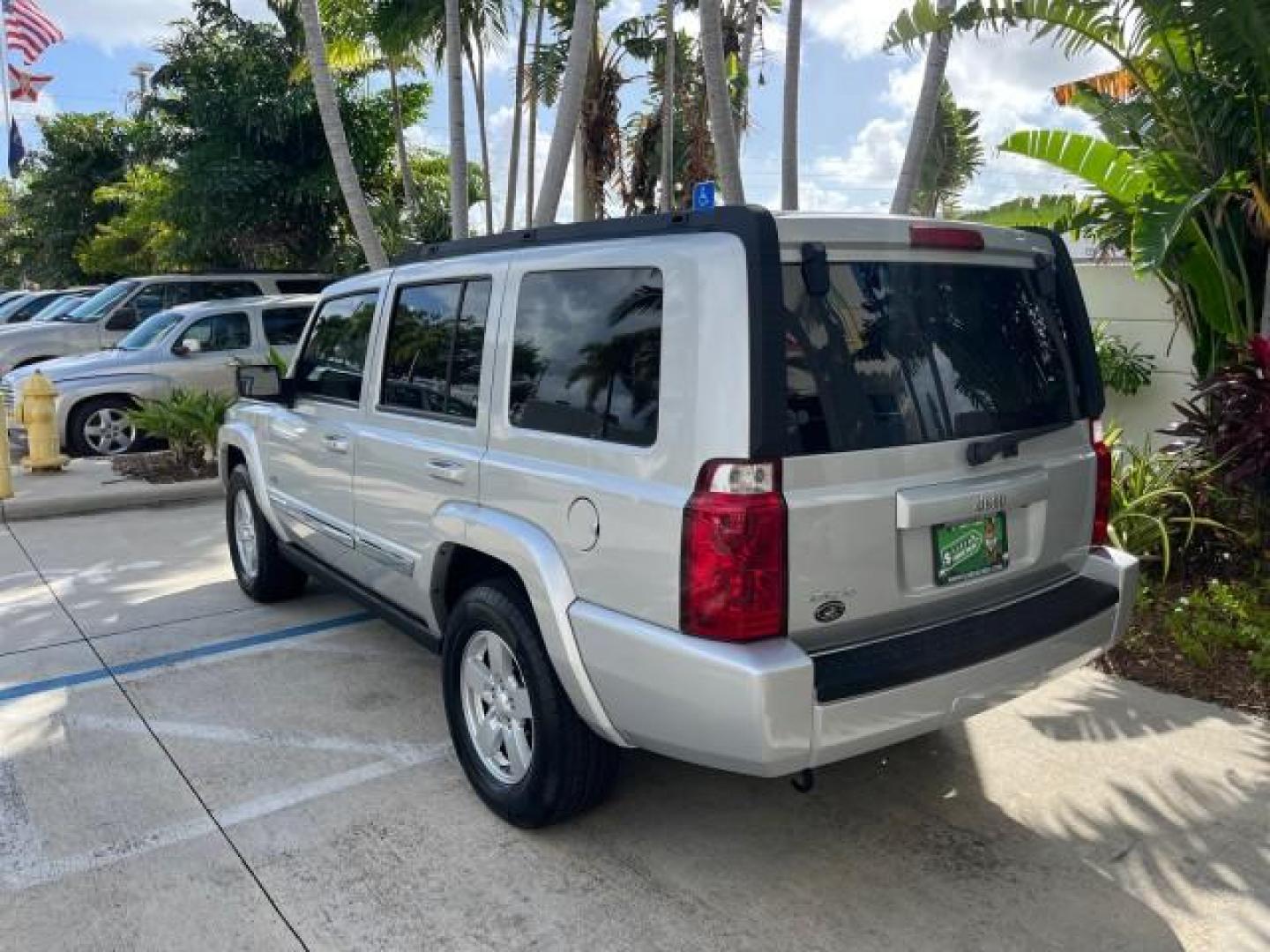 2006 Bright Silver Metallic /Slate Gray/Lt Graystone Jeep Commander 4WD LOW MILES 68,212 (1J8HG48K06C) with an 3.7L V6 Engine engine, Automatic transmission, located at 4701 North Dixie Hwy, Pompano Beach, FL, 33064, (954) 422-2889, 26.240938, -80.123474 - OUR WEBPAGE FLORIDACARS1.COM HAS OVER 100 PHOTOS AND FREE CARFAX LINK 2006 JEEP COMMANDER ROAD READY 3.7L V6 VIN: 1J8HG48K06C364916 NO ACCIDENTS 4X4 4 DOOR WAGON/SPORT UTILITY LOW MILES 68,212 3.7L V6 F POWER SEATS AWD GASOLINE 3 ROW SEATS 3 SUNROOFS REAR WHEEL DRIVE W/ 4X4 PARK SENSORS 18 SERVICE R - Photo#5