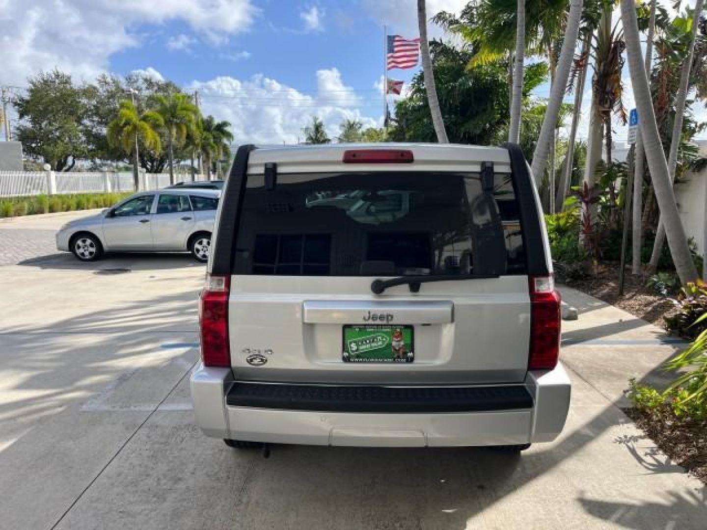 2006 Bright Silver Metallic /Slate Gray/Lt Graystone Jeep Commander 4WD LOW MILES 68,212 (1J8HG48K06C) with an 3.7L V6 Engine engine, Automatic transmission, located at 4701 North Dixie Hwy, Pompano Beach, FL, 33064, (954) 422-2889, 26.240938, -80.123474 - OUR WEBPAGE FLORIDACARS1.COM HAS OVER 100 PHOTOS AND FREE CARFAX LINK 2006 JEEP COMMANDER ROAD READY 3.7L V6 VIN: 1J8HG48K06C364916 NO ACCIDENTS 4X4 4 DOOR WAGON/SPORT UTILITY LOW MILES 68,212 3.7L V6 F POWER SEATS AWD GASOLINE 3 ROW SEATS 3 SUNROOFS REAR WHEEL DRIVE W/ 4X4 PARK SENSORS 18 SERVICE R - Photo#6