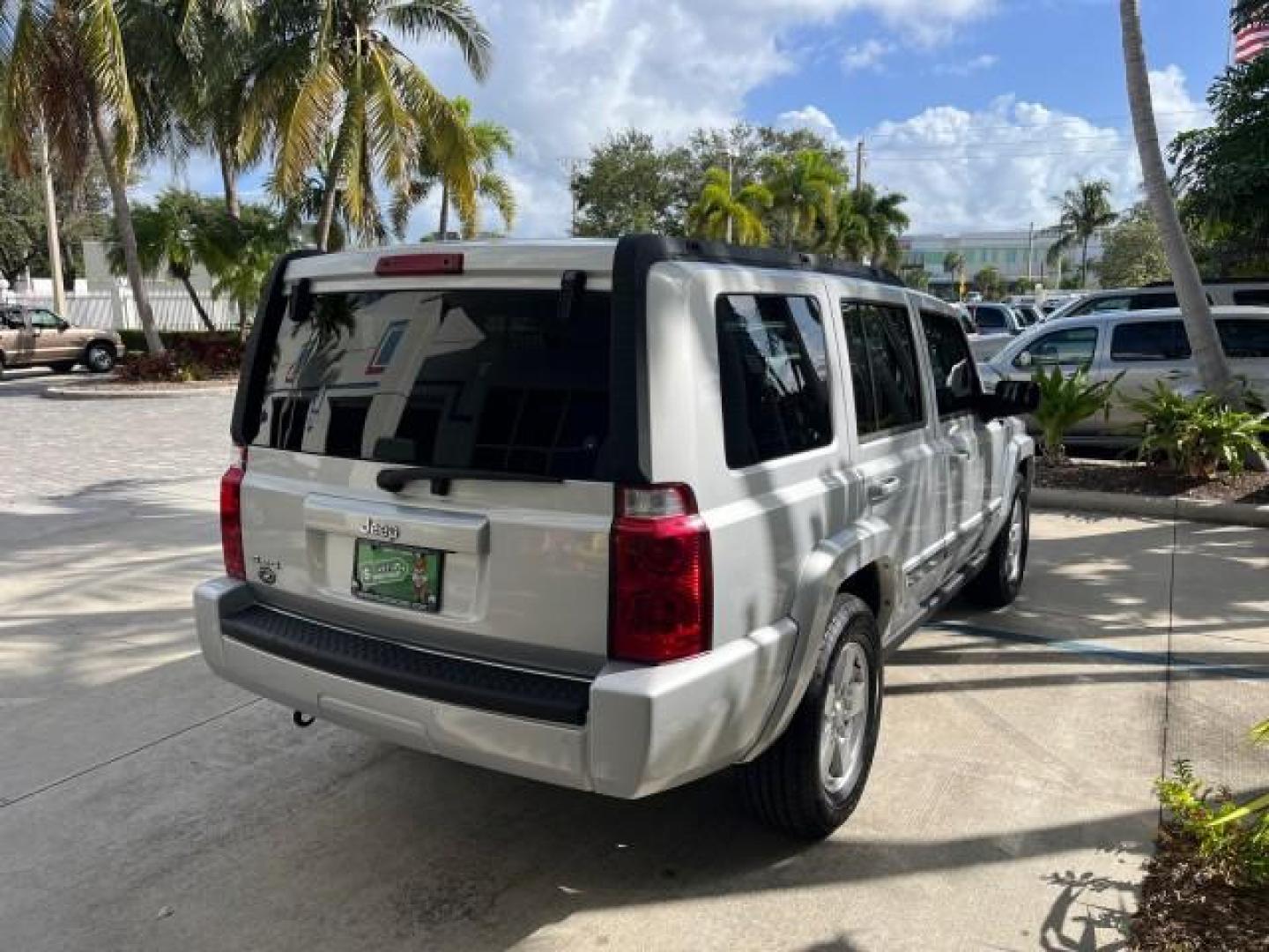 2006 Bright Silver Metallic /Slate Gray/Lt Graystone Jeep Commander 4WD LOW MILES 68,212 (1J8HG48K06C) with an 3.7L V6 Engine engine, Automatic transmission, located at 4701 North Dixie Hwy, Pompano Beach, FL, 33064, (954) 422-2889, 26.240938, -80.123474 - OUR WEBPAGE FLORIDACARS1.COM HAS OVER 100 PHOTOS AND FREE CARFAX LINK 2006 JEEP COMMANDER ROAD READY 3.7L V6 VIN: 1J8HG48K06C364916 NO ACCIDENTS 4X4 4 DOOR WAGON/SPORT UTILITY LOW MILES 68,212 3.7L V6 F POWER SEATS AWD GASOLINE 3 ROW SEATS 3 SUNROOFS REAR WHEEL DRIVE W/ 4X4 PARK SENSORS 18 SERVICE R - Photo#7