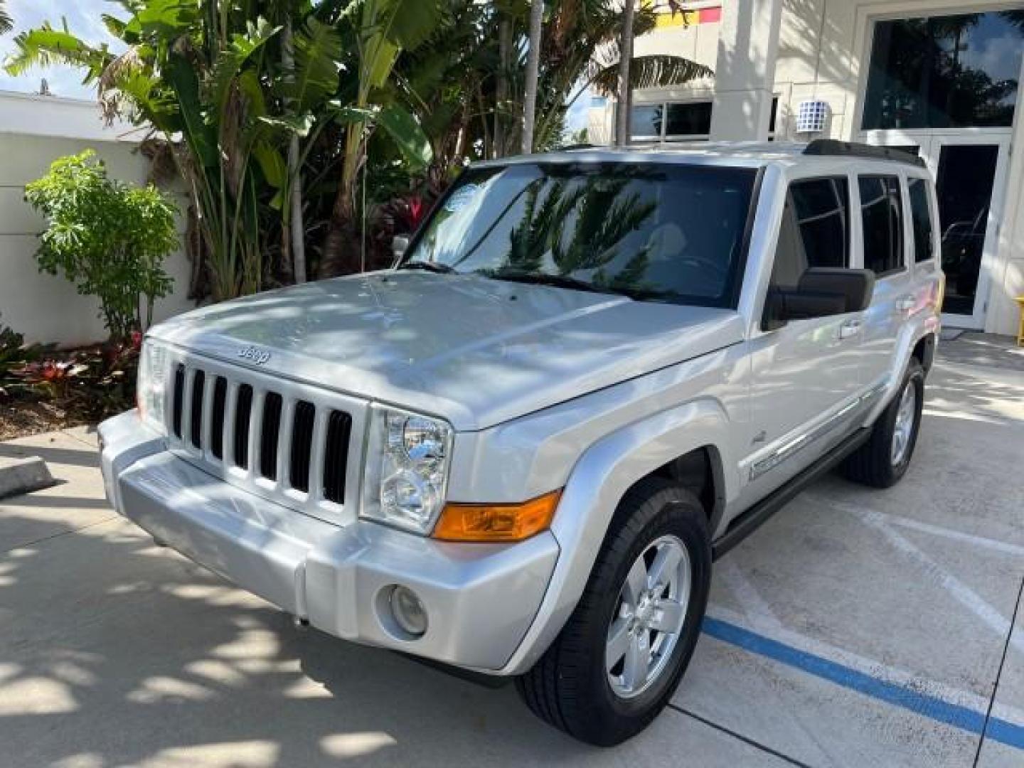 2006 Bright Silver Metallic /Slate Gray/Lt Graystone Jeep Commander 4WD LOW MILES 68,212 (1J8HG48K06C) with an 3.7L V6 Engine engine, Automatic transmission, located at 4701 North Dixie Hwy, Pompano Beach, FL, 33064, (954) 422-2889, 26.240938, -80.123474 - OUR WEBPAGE FLORIDACARS1.COM HAS OVER 100 PHOTOS AND FREE CARFAX LINK 2006 JEEP COMMANDER ROAD READY 3.7L V6 VIN: 1J8HG48K06C364916 NO ACCIDENTS 4X4 4 DOOR WAGON/SPORT UTILITY LOW MILES 68,212 3.7L V6 F POWER SEATS AWD GASOLINE 3 ROW SEATS 3 SUNROOFS REAR WHEEL DRIVE W/ 4X4 PARK SENSORS 18 SERVICE R - Photo#82