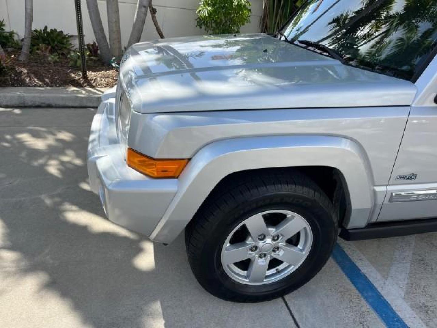 2006 Bright Silver Metallic /Slate Gray/Lt Graystone Jeep Commander 4WD LOW MILES 68,212 (1J8HG48K06C) with an 3.7L V6 Engine engine, Automatic transmission, located at 4701 North Dixie Hwy, Pompano Beach, FL, 33064, (954) 422-2889, 26.240938, -80.123474 - OUR WEBPAGE FLORIDACARS1.COM HAS OVER 100 PHOTOS AND FREE CARFAX LINK 2006 JEEP COMMANDER ROAD READY 3.7L V6 VIN: 1J8HG48K06C364916 NO ACCIDENTS 4X4 4 DOOR WAGON/SPORT UTILITY LOW MILES 68,212 3.7L V6 F POWER SEATS AWD GASOLINE 3 ROW SEATS 3 SUNROOFS REAR WHEEL DRIVE W/ 4X4 PARK SENSORS 18 SERVICE R - Photo#90