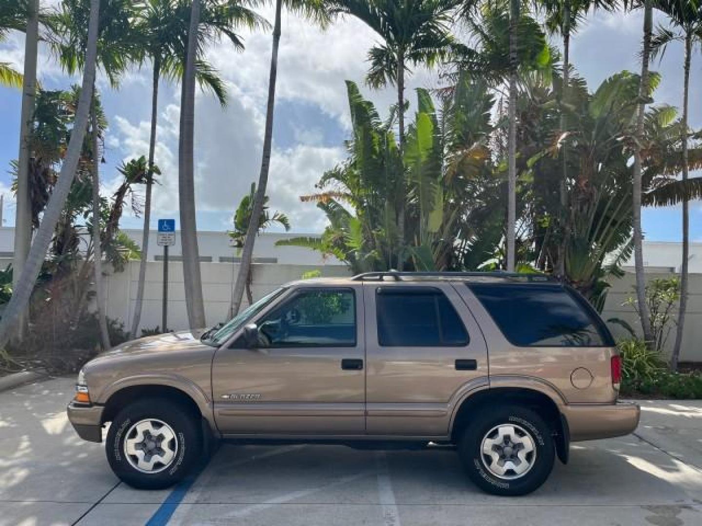 2004 Sandalwood Metallic /Medium Gray Chevrolet Blazer 4WD LS LOW MILES 85,272 (1GNDT13X54K) with an 4.3L Vortec 4300 V6 MFI Engine engine, Automatic transmission, located at 4701 North Dixie Hwy, Pompano Beach, FL, 33064, (954) 422-2889, 26.240938, -80.123474 - OUR WEBPAGE FLORIDACARS1.COM HAS OVER 100 PHOTOS AND FREE CARFAX LINK 2004 CHEVROLET BLAZER LS ROAD READY 4.3L V6 VIN: 1GNDT13X54K147505 NO ACCIDENTS 4 DOOR WAGON/SPORT UTILITY NO RECALLS 4X4 4.3L V6 F LOW MILES 85,272 GASOLINE 30 SERVICE RECORDS REAR WHEEL DRIVE W/ 4X4 4WD ON DEMAND 4WD Alloy Wheel - Photo#4