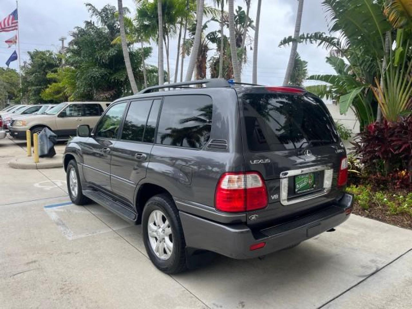 2004 Galactic Gray Mica /Gray Lexus LX 470 4WD LOW MILES 104,194 (JTJHT00W143) with an 4.7L DOHC SFI 32-Valve V8 Engine engine, Automatic transmission, located at 4701 North Dixie Hwy, Pompano Beach, FL, 33064, (954) 422-2889, 26.240938, -80.123474 - 2004 LEXUS LX 470 NEW $70,128 ROAD READY 4.7L V8 VIN: JTJHT00W143540859 NO ACCIDENTS NO RECALLS 4 DOOR WAGON/SPORT UTILITY FLORIDA OWNER LOW MILES 104,194 4.7L V8 F 32V 3 ROW SEATS ARE INCLUDED 19 SERVICE RECORDS AWD GASOLINE ALL WHEEL DRIVE POWER HEATED LEATHER SEATS ALL WHEEL DRIVE BACK UP CAMERA - Photo#5