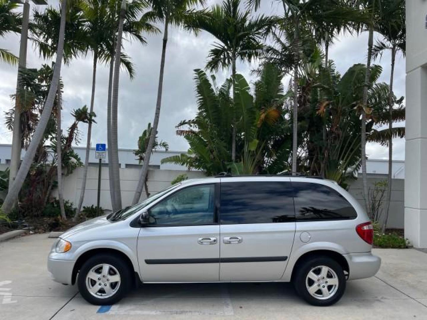 2006 Bright Silver Metallic /Medium Slate Gray Dodge Caravan 1 FL SXT LOW MILES 37,381 (1D4GP45R56B) with an 3.3L OHV V6 Engine engine, Automatic transmission, located at 4701 North Dixie Hwy, Pompano Beach, FL, 33064, (954) 422-2889, 26.240938, -80.123474 - OUR WEBPAGE FLORIDACARS1.COM HAS OVER 100 PHOTOS AND FREE CARFAX LINK 2006 DODGE CARAVAN SXT ROAD READY 3.3L V6 VIN: 1D4GP45R56B518761 NO ACCIDENTS VAN 17 SERVICE RECORDS NO RECALLS 3.3L V6 F OHV 26 MPG 1 OWNER FLORIDA GASOLINE POWER SEATS LOW MILES 37,381 FRONT WHEEL DRIVE POWER SLIDING DOOR 3 ROW - Photo#4