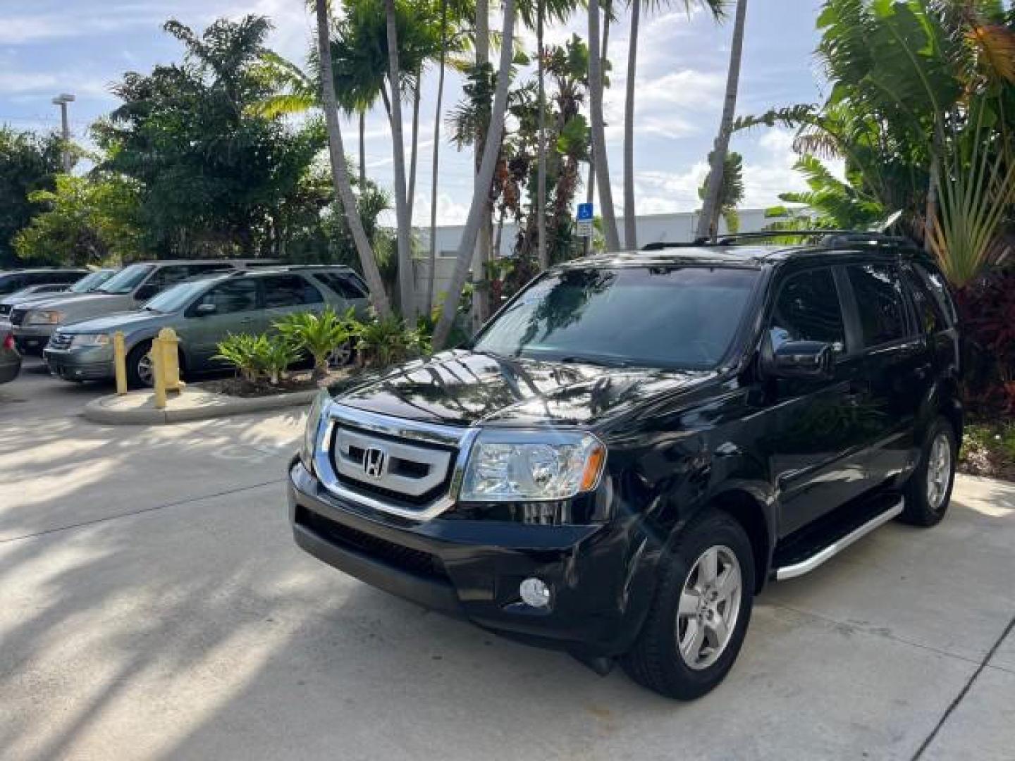 2011 Crystal Black Pearl /Gray Honda Pilot 1 FL EX-L LOW MILES 58,977 (5FNYF3H55BB) with an 3.5L SOHC MPFI 24-Valve i-VTEC V6 Engine engine, Automatic transmission, located at 4701 North Dixie Hwy, Pompano Beach, FL, 33064, (954) 422-2889, 26.240938, -80.123474 - OUR WEBPAGE FLORIDACARS1.COM HAS OVER 100 PHOTOS AND FREE CARFAX LINK 2011 HONDA PILOT EX-L ROAD READY 3.5L V6 VIN: 5FNYF3H55BB047158 NO ACCIDENTS NO RECALLS 4 DOOR WAGON/SPORT UTILITY 1 OWNER FLORIDA 3.5L V6 F SOHC 24V DUAL AC LOW MILES 58,977 GASOLINE 3 ROW SEATS POWER LEATHER SEATS FRONT WHEEL DR - Photo#3