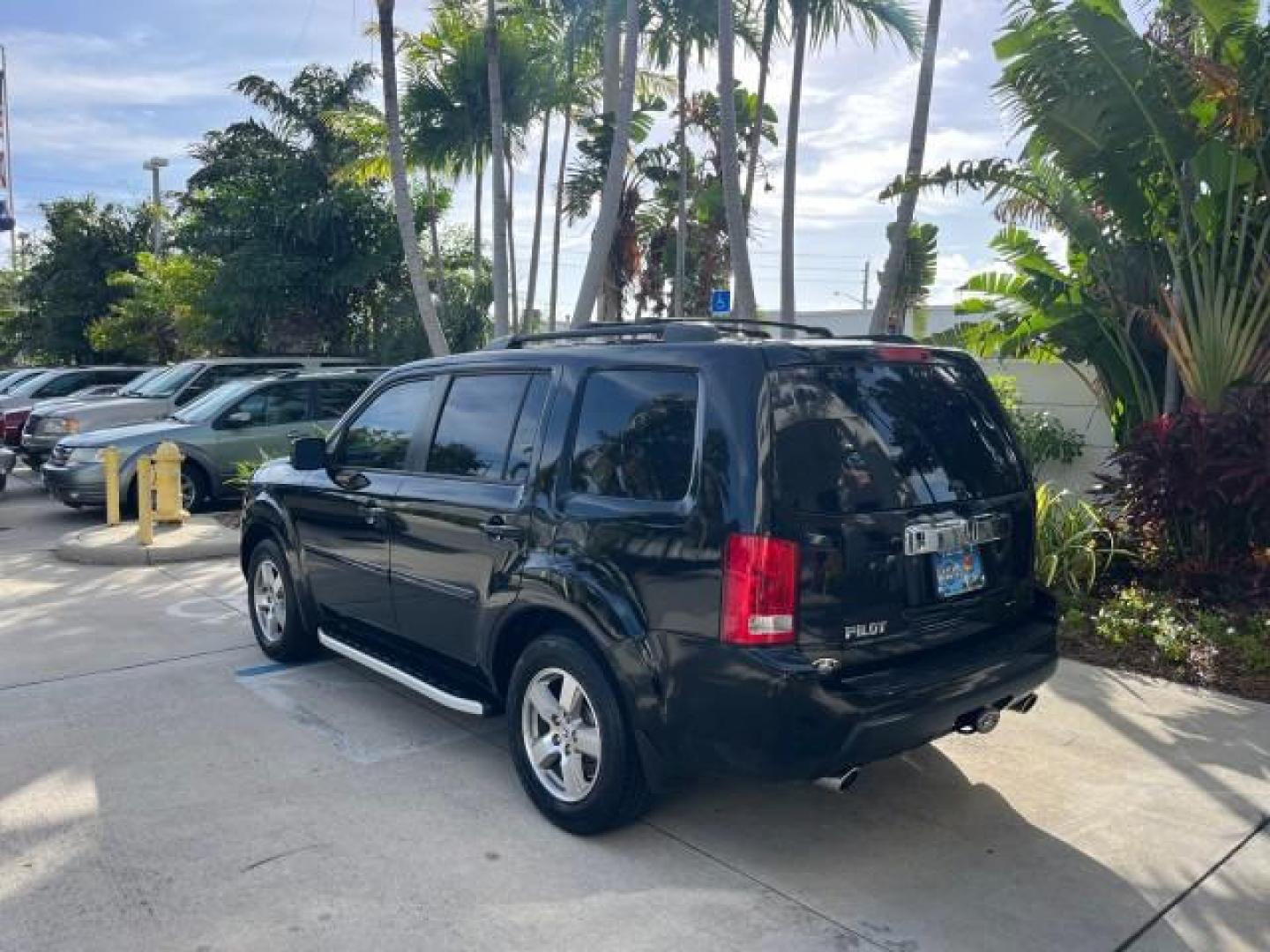 2011 Crystal Black Pearl /Gray Honda Pilot 1 FL EX-L LOW MILES 58,977 (5FNYF3H55BB) with an 3.5L SOHC MPFI 24-Valve i-VTEC V6 Engine engine, Automatic transmission, located at 4701 North Dixie Hwy, Pompano Beach, FL, 33064, (954) 422-2889, 26.240938, -80.123474 - OUR WEBPAGE FLORIDACARS1.COM HAS OVER 100 PHOTOS AND FREE CARFAX LINK 2011 HONDA PILOT EX-L ROAD READY 3.5L V6 VIN: 5FNYF3H55BB047158 NO ACCIDENTS NO RECALLS 4 DOOR WAGON/SPORT UTILITY 1 OWNER FLORIDA 3.5L V6 F SOHC 24V DUAL AC LOW MILES 58,977 GASOLINE 3 ROW SEATS POWER LEATHER SEATS FRONT WHEEL DR - Photo#5