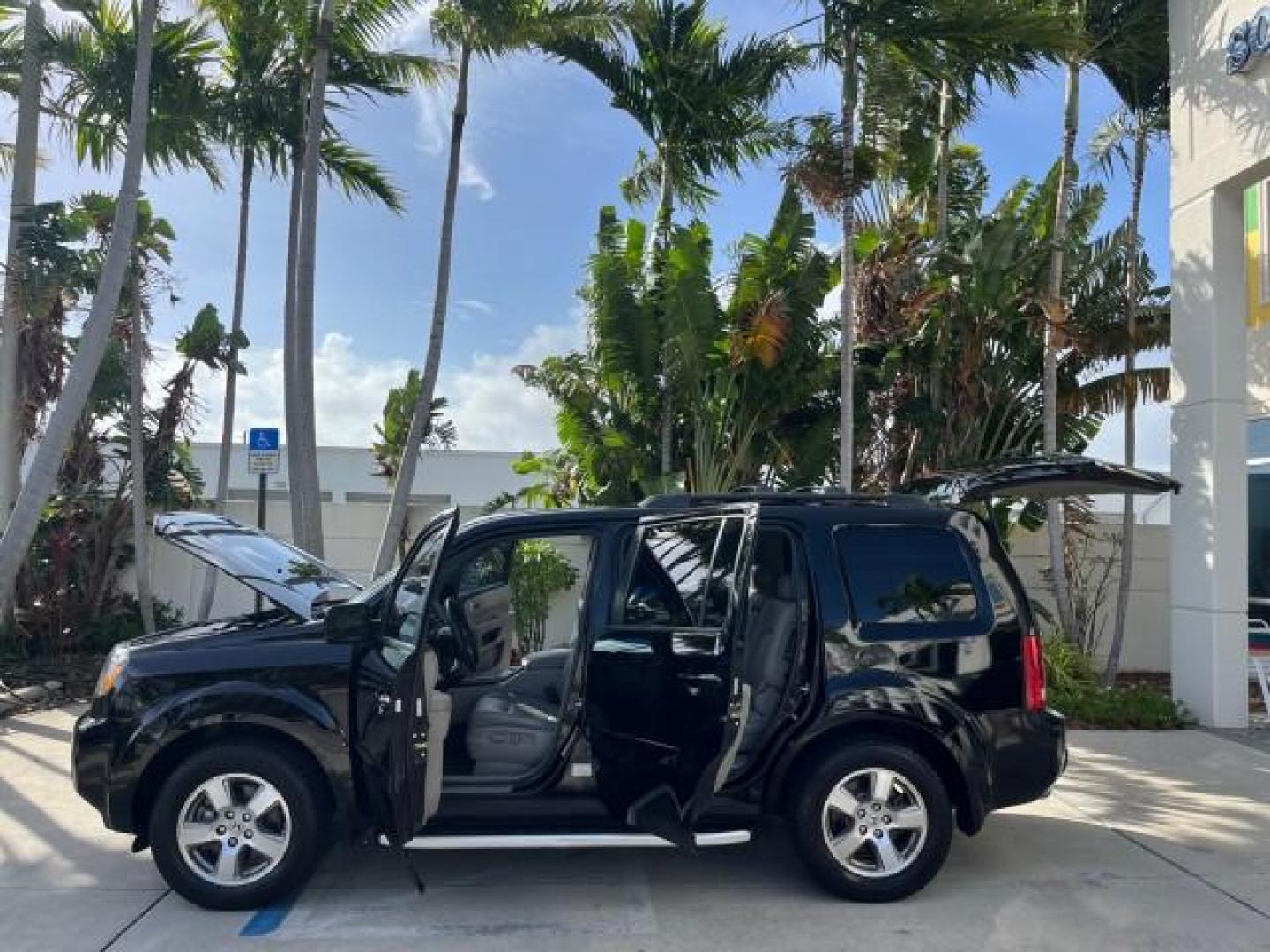 2011 Crystal Black Pearl /Gray Honda Pilot 1 FL EX-L LOW MILES 58,977 (5FNYF3H55BB) with an 3.5L SOHC MPFI 24-Valve i-VTEC V6 Engine engine, Automatic transmission, located at 4701 North Dixie Hwy, Pompano Beach, FL, 33064, (954) 422-2889, 26.240938, -80.123474 - OUR WEBPAGE FLORIDACARS1.COM HAS OVER 100 PHOTOS AND FREE CARFAX LINK 2011 HONDA PILOT EX-L ROAD READY 3.5L V6 VIN: 5FNYF3H55BB047158 NO ACCIDENTS NO RECALLS 4 DOOR WAGON/SPORT UTILITY 1 OWNER FLORIDA 3.5L V6 F SOHC 24V DUAL AC LOW MILES 58,977 GASOLINE 3 ROW SEATS POWER LEATHER SEATS FRONT WHEEL DR - Photo#8