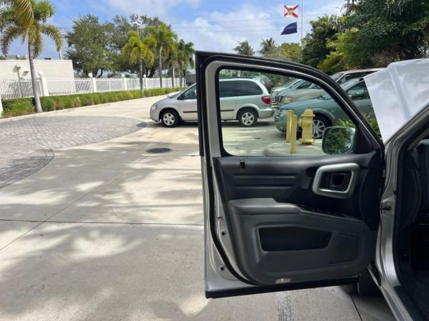 2007 Billet Silver Metallic /Gray Honda Ridgeline 1 OWNER RTL w/Leather LOW MILES 90,340 (2HJYK16587H) with an 3.5L SOHC PGM-FI 24-Valve VTEC V6 Engine engine, Automatic transmission, located at 4701 North Dixie Hwy, Pompano Beach, FL, 33064, (954) 422-2889, 26.240938, -80.123474 - OUR WEBPAGE FLORIDACARS1.COM HAS OVER 100 PHOTOS AND FREE CARFAX LINK 2007 HONDA RIDGELINE RTL ROAD READY 3.5L V6 VIN: 2HJYK16587H550716 NO ACCIDENTS SUNROOF CREW PICKUP NO RECALLS 4X4 3.5L V6 F SOHC 24V 1 OWNER FLORIDA GASOLINE AWD LOW MILES 90,340 FRONT WHEEL DRIVE W/ 4X4 5.0 FT BED POWER LEATHER - Photo#9