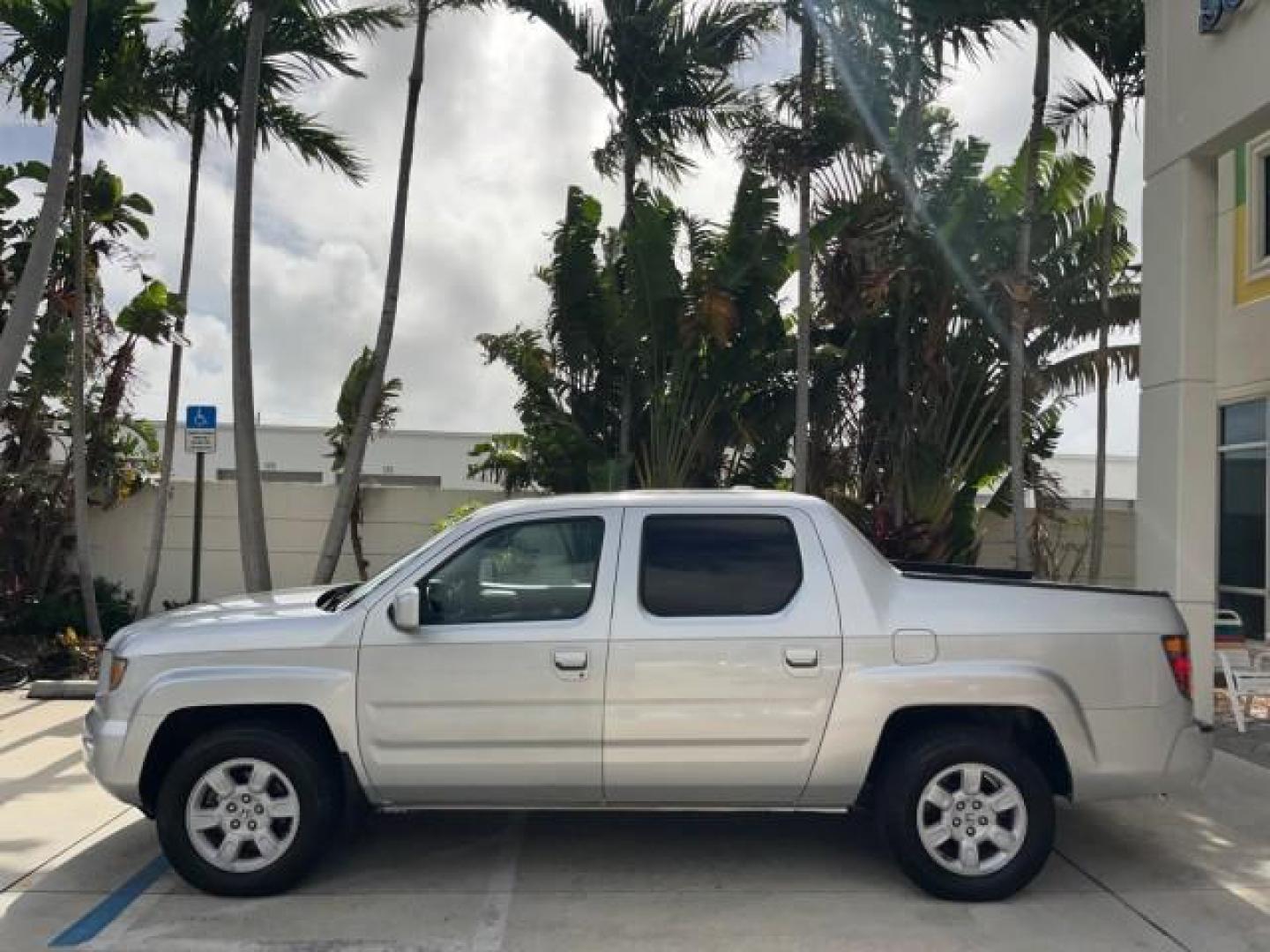 2007 Billet Silver Metallic /Gray Honda Ridgeline 1 OWNER RTL w/Leather LOW MILES 90,340 (2HJYK16587H) with an 3.5L SOHC PGM-FI 24-Valve VTEC V6 Engine engine, Automatic transmission, located at 4701 North Dixie Hwy, Pompano Beach, FL, 33064, (954) 422-2889, 26.240938, -80.123474 - OUR WEBPAGE FLORIDACARS1.COM HAS OVER 100 PHOTOS AND FREE CARFAX LINK 2007 HONDA RIDGELINE RTL ROAD READY 3.5L V6 VIN: 2HJYK16587H550716 NO ACCIDENTS SUNROOF CREW PICKUP NO RECALLS 4X4 3.5L V6 F SOHC 24V 1 OWNER FLORIDA GASOLINE AWD LOW MILES 90,340 FRONT WHEEL DRIVE W/ 4X4 5.0 FT BED POWER LEATHER - Photo#4