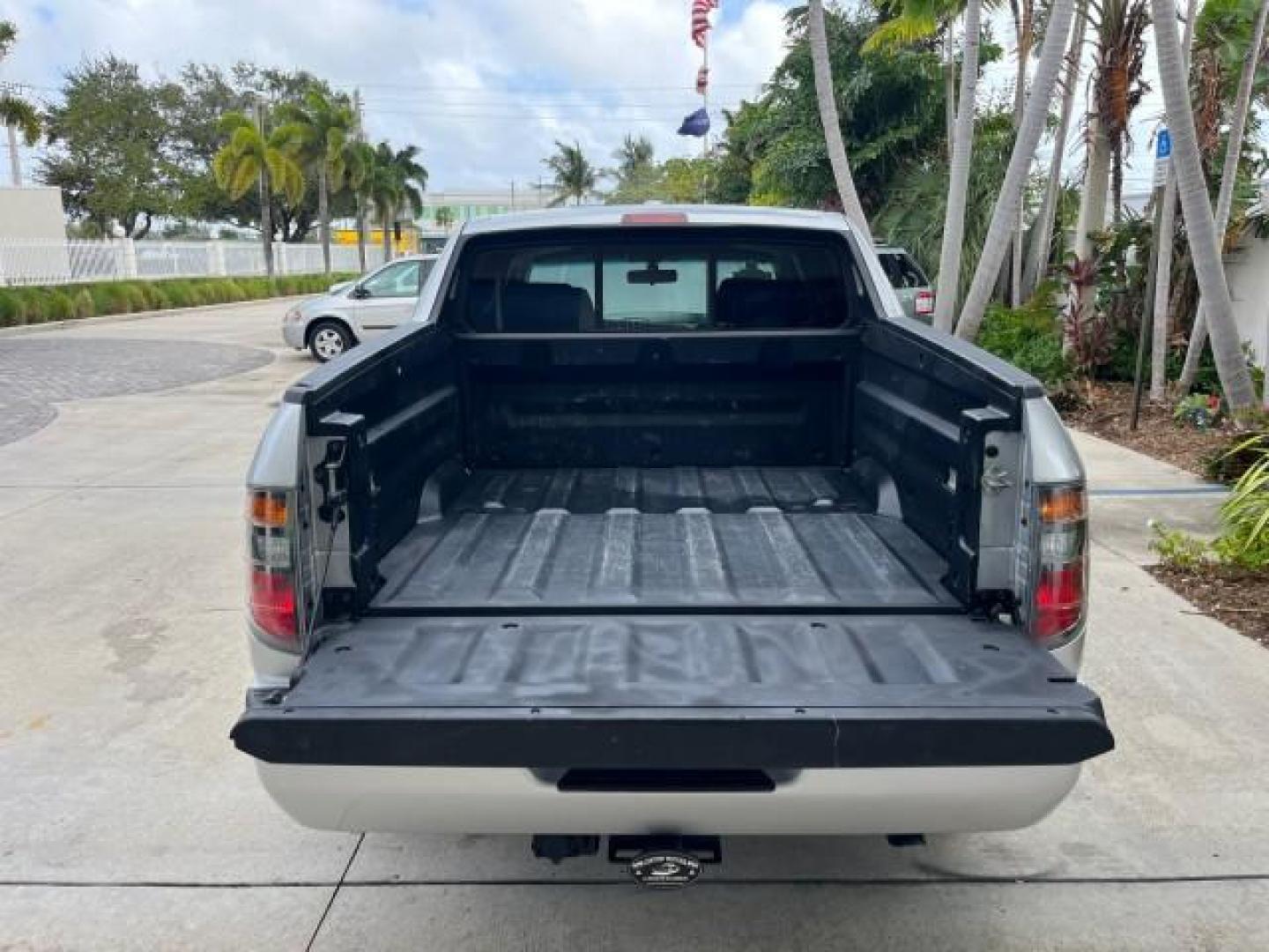 2007 Billet Silver Metallic /Gray Honda Ridgeline 1 OWNER RTL w/Leather LOW MILES 90,340 (2HJYK16587H) with an 3.5L SOHC PGM-FI 24-Valve VTEC V6 Engine engine, Automatic transmission, located at 4701 North Dixie Hwy, Pompano Beach, FL, 33064, (954) 422-2889, 26.240938, -80.123474 - OUR WEBPAGE FLORIDACARS1.COM HAS OVER 100 PHOTOS AND FREE CARFAX LINK 2007 HONDA RIDGELINE RTL ROAD READY 3.5L V6 VIN: 2HJYK16587H550716 NO ACCIDENTS SUNROOF CREW PICKUP NO RECALLS 4X4 3.5L V6 F SOHC 24V 1 OWNER FLORIDA GASOLINE AWD LOW MILES 90,340 FRONT WHEEL DRIVE W/ 4X4 5.0 FT BED POWER LEATHER - Photo#60