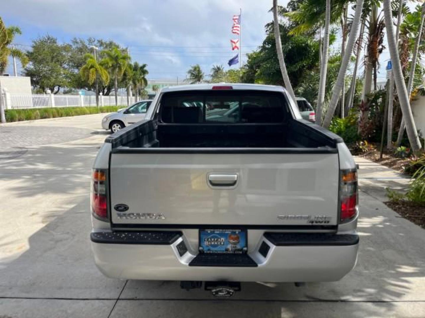 2007 Billet Silver Metallic /Gray Honda Ridgeline 1 OWNER RTL w/Leather LOW MILES 90,340 (2HJYK16587H) with an 3.5L SOHC PGM-FI 24-Valve VTEC V6 Engine engine, Automatic transmission, located at 4701 North Dixie Hwy, Pompano Beach, FL, 33064, (954) 422-2889, 26.240938, -80.123474 - OUR WEBPAGE FLORIDACARS1.COM HAS OVER 100 PHOTOS AND FREE CARFAX LINK 2007 HONDA RIDGELINE RTL ROAD READY 3.5L V6 VIN: 2HJYK16587H550716 NO ACCIDENTS SUNROOF CREW PICKUP NO RECALLS 4X4 3.5L V6 F SOHC 24V 1 OWNER FLORIDA GASOLINE AWD LOW MILES 90,340 FRONT WHEEL DRIVE W/ 4X4 5.0 FT BED POWER LEATHER - Photo#6