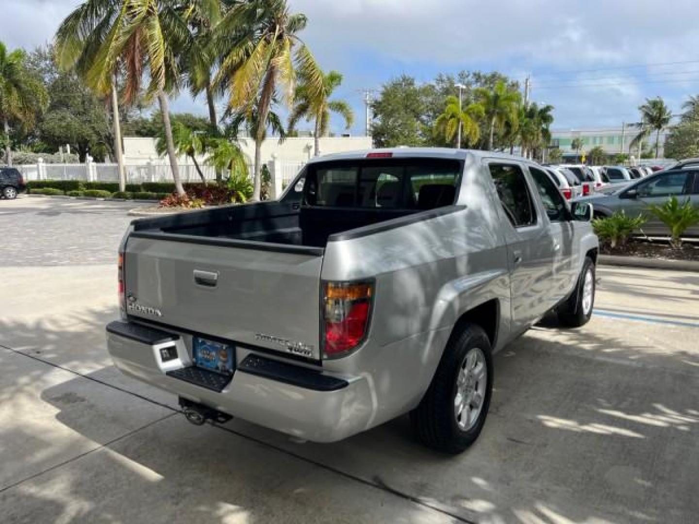 2007 Billet Silver Metallic /Gray Honda Ridgeline 1 OWNER RTL w/Leather LOW MILES 90,340 (2HJYK16587H) with an 3.5L SOHC PGM-FI 24-Valve VTEC V6 Engine engine, Automatic transmission, located at 4701 North Dixie Hwy, Pompano Beach, FL, 33064, (954) 422-2889, 26.240938, -80.123474 - OUR WEBPAGE FLORIDACARS1.COM HAS OVER 100 PHOTOS AND FREE CARFAX LINK 2007 HONDA RIDGELINE RTL ROAD READY 3.5L V6 VIN: 2HJYK16587H550716 NO ACCIDENTS SUNROOF CREW PICKUP NO RECALLS 4X4 3.5L V6 F SOHC 24V 1 OWNER FLORIDA GASOLINE AWD LOW MILES 90,340 FRONT WHEEL DRIVE W/ 4X4 5.0 FT BED POWER LEATHER - Photo#7