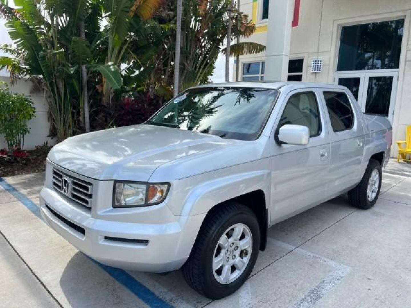 2007 Billet Silver Metallic /Gray Honda Ridgeline 1 OWNER RTL w/Leather LOW MILES 90,340 (2HJYK16587H) with an 3.5L SOHC PGM-FI 24-Valve VTEC V6 Engine engine, Automatic transmission, located at 4701 North Dixie Hwy, Pompano Beach, FL, 33064, (954) 422-2889, 26.240938, -80.123474 - OUR WEBPAGE FLORIDACARS1.COM HAS OVER 100 PHOTOS AND FREE CARFAX LINK 2007 HONDA RIDGELINE RTL ROAD READY 3.5L V6 VIN: 2HJYK16587H550716 NO ACCIDENTS SUNROOF CREW PICKUP NO RECALLS 4X4 3.5L V6 F SOHC 24V 1 OWNER FLORIDA GASOLINE AWD LOW MILES 90,340 FRONT WHEEL DRIVE W/ 4X4 5.0 FT BED POWER LEATHER - Photo#83