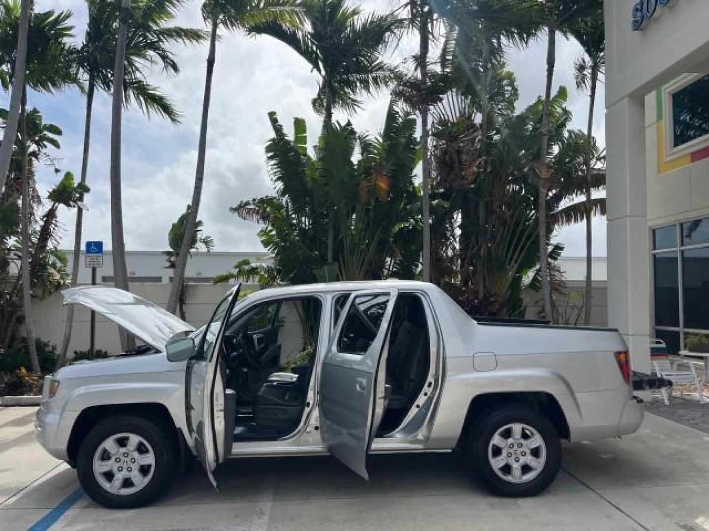 2007 Billet Silver Metallic /Gray Honda Ridgeline 1 OWNER RTL w/Leather LOW MILES 90,340 (2HJYK16587H) with an 3.5L SOHC PGM-FI 24-Valve VTEC V6 Engine engine, Automatic transmission, located at 4701 North Dixie Hwy, Pompano Beach, FL, 33064, (954) 422-2889, 26.240938, -80.123474 - OUR WEBPAGE FLORIDACARS1.COM HAS OVER 100 PHOTOS AND FREE CARFAX LINK 2007 HONDA RIDGELINE RTL ROAD READY 3.5L V6 VIN: 2HJYK16587H550716 NO ACCIDENTS SUNROOF CREW PICKUP NO RECALLS 4X4 3.5L V6 F SOHC 24V 1 OWNER FLORIDA GASOLINE AWD LOW MILES 90,340 FRONT WHEEL DRIVE W/ 4X4 5.0 FT BED POWER LEATHER - Photo#8