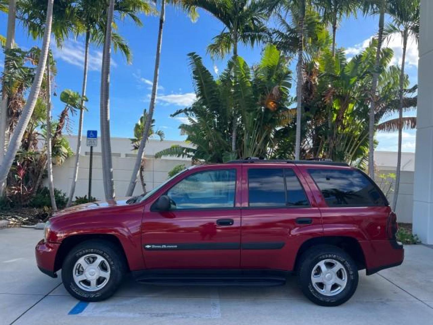 2002 Light Pewter Metallic /Dark Pewter Chevrolet TrailBlazer AWD LT LOW MILES 62,966 (1GNDT13S822) with an 4.2L Vortec 4200 DOHC SFI 24-Valve I6 Engine engine, Automatic transmission, located at 4701 North Dixie Hwy, Pompano Beach, FL, 33064, (954) 422-2889, 26.240938, -80.123474 - OUR WEBPAGE FLORIDACARS1.COM HAS OVER 100 PHOTOS AND FREE CARFAX LINK 2002 CHEVROLET TRAILBLAZER LS ROAD READY 4.2L V6 VIN: 1GNDT13S822215250 NO ACCIDENTS 4X4 4 DOOR WAGON/SPORT UTILITY NO RECALLS AWD 4.2L I6 F DOHC LOW MILES 62,966 GASOLINE FLORIDA OWNER SUNROOF REAR WHEEL DRIVE W/ 4X4 POWER LEATHE - Photo#4