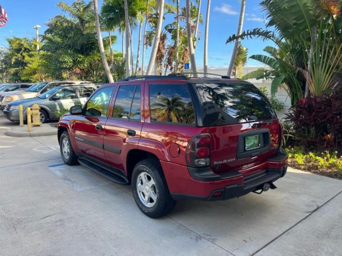 2002 Light Pewter Metallic /Dark Pewter Chevrolet TrailBlazer AWD LT LOW MILES 62,966 (1GNDT13S822) with an 4.2L Vortec 4200 DOHC SFI 24-Valve I6 Engine engine, Automatic transmission, located at 4701 North Dixie Hwy, Pompano Beach, FL, 33064, (954) 422-2889, 26.240938, -80.123474 - OUR WEBPAGE FLORIDACARS1.COM HAS OVER 100 PHOTOS AND FREE CARFAX LINK 2002 CHEVROLET TRAILBLAZER LS ROAD READY 4.2L V6 VIN: 1GNDT13S822215250 NO ACCIDENTS 4X4 4 DOOR WAGON/SPORT UTILITY NO RECALLS AWD 4.2L I6 F DOHC LOW MILES 62,966 GASOLINE FLORIDA OWNER SUNROOF REAR WHEEL DRIVE W/ 4X4 POWER LEATHE - Photo#5