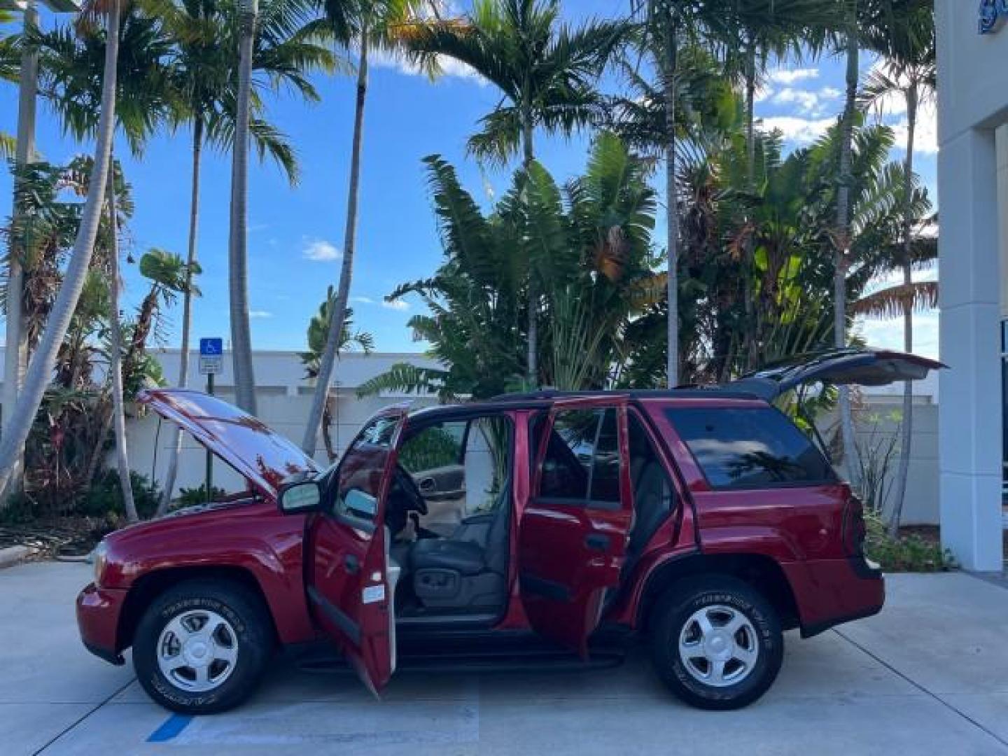 2002 Light Pewter Metallic /Dark Pewter Chevrolet TrailBlazer AWD LT LOW MILES 62,966 (1GNDT13S822) with an 4.2L Vortec 4200 DOHC SFI 24-Valve I6 Engine engine, Automatic transmission, located at 4701 North Dixie Hwy, Pompano Beach, FL, 33064, (954) 422-2889, 26.240938, -80.123474 - OUR WEBPAGE FLORIDACARS1.COM HAS OVER 100 PHOTOS AND FREE CARFAX LINK 2002 CHEVROLET TRAILBLAZER LS ROAD READY 4.2L V6 VIN: 1GNDT13S822215250 NO ACCIDENTS 4X4 4 DOOR WAGON/SPORT UTILITY NO RECALLS AWD 4.2L I6 F DOHC LOW MILES 62,966 GASOLINE FLORIDA OWNER SUNROOF REAR WHEEL DRIVE W/ 4X4 POWER LEATHE - Photo#8