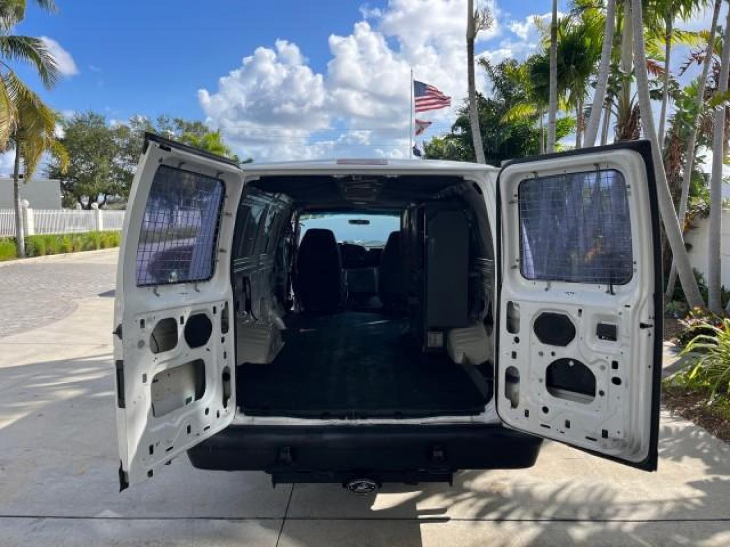 1994 WHITE /GREY Ford Econoline Cargo Van 350 EXT 1 FL LOW MILES 32,200 (1FTJS34H1RH) with an 5.8L EFI V8 Engine engine, Automatic transmission, located at 4701 North Dixie Hwy, Pompano Beach, FL, 33064, (954) 422-2889, 26.240938, -80.123474 - OUR WEBPAGE FLORIDACARS1.COM HAS OVER 100 PHOTOS AND FREE CARFAX LINK 1994 FORD E-350 SUPER EXT ROAD READY WORK READY VIN: 1FTJS34H1RHB36720 NO RECALLS 5.8L V8 VAN SUPER LOW MILES 32,200 5.8L V8 F 1 OWNER FLORIDA GASOLINE 5 SERVICE RECORDS REAR WHEEL DRIVE THIS IS ONE OF THE NICEST FORD S WE HAVE EV - Photo#13