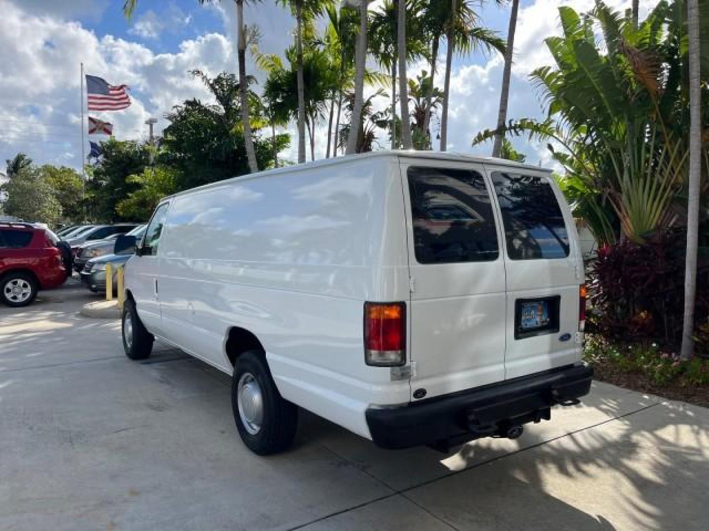 1994 WHITE /GREY Ford Econoline Cargo Van 350 EXT 1 FL LOW MILES 32,200 (1FTJS34H1RH) with an 5.8L EFI V8 Engine engine, Automatic transmission, located at 4701 North Dixie Hwy, Pompano Beach, FL, 33064, (954) 422-2889, 26.240938, -80.123474 - OUR WEBPAGE FLORIDACARS1.COM HAS OVER 100 PHOTOS AND FREE CARFAX LINK 1994 FORD E-350 SUPER EXT ROAD READY WORK READY VIN: 1FTJS34H1RHB36720 NO RECALLS 5.8L V8 VAN SUPER LOW MILES 32,200 5.8L V8 F 1 OWNER FLORIDA GASOLINE 5 SERVICE RECORDS REAR WHEEL DRIVE THIS IS ONE OF THE NICEST FORD S WE HAVE EV - Photo#5