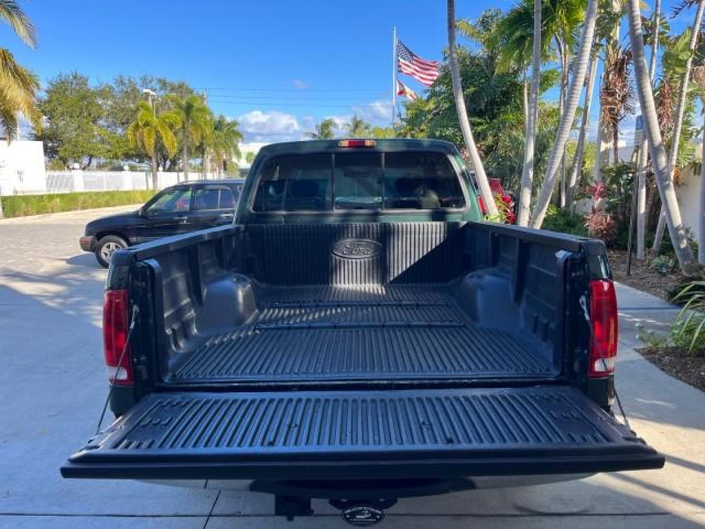 2002 Dark Highland Green Metallic /Medium Parchment Ford Super Duty F-250 7.3 TURBO DIESEL XLT LOW MILES 61,862 (1FTNX20F12E) with an 7.3L DI V8 Turbo-Diesel Power Stroke Engine engine, Automatic transmission, located at 4701 North Dixie Hwy, Pompano Beach, FL, 33064, (954) 422-2889, 26.240938, -80.123474 - OUR WEBPAGE FLORIDACARS1.COM HAS OVER 100 PHOTOS AND FREE CARFAX LINK 2002 FORD F-250 SUPER DUTY LARIAT ROAD READY WORK READY VIN: 1FTNX20F12EB61805 NO ACCIDENTS NO RECALLS 4 DOOR EXTENDED CAB PICKUP POWER SEATS/MIRRORS 7.3L V8 F 7.3L V8 TURBO DIESEL DIESEL LOW MILES 61,862 REAR WHEEL DRIVE 6,9 FT B - Photo#73