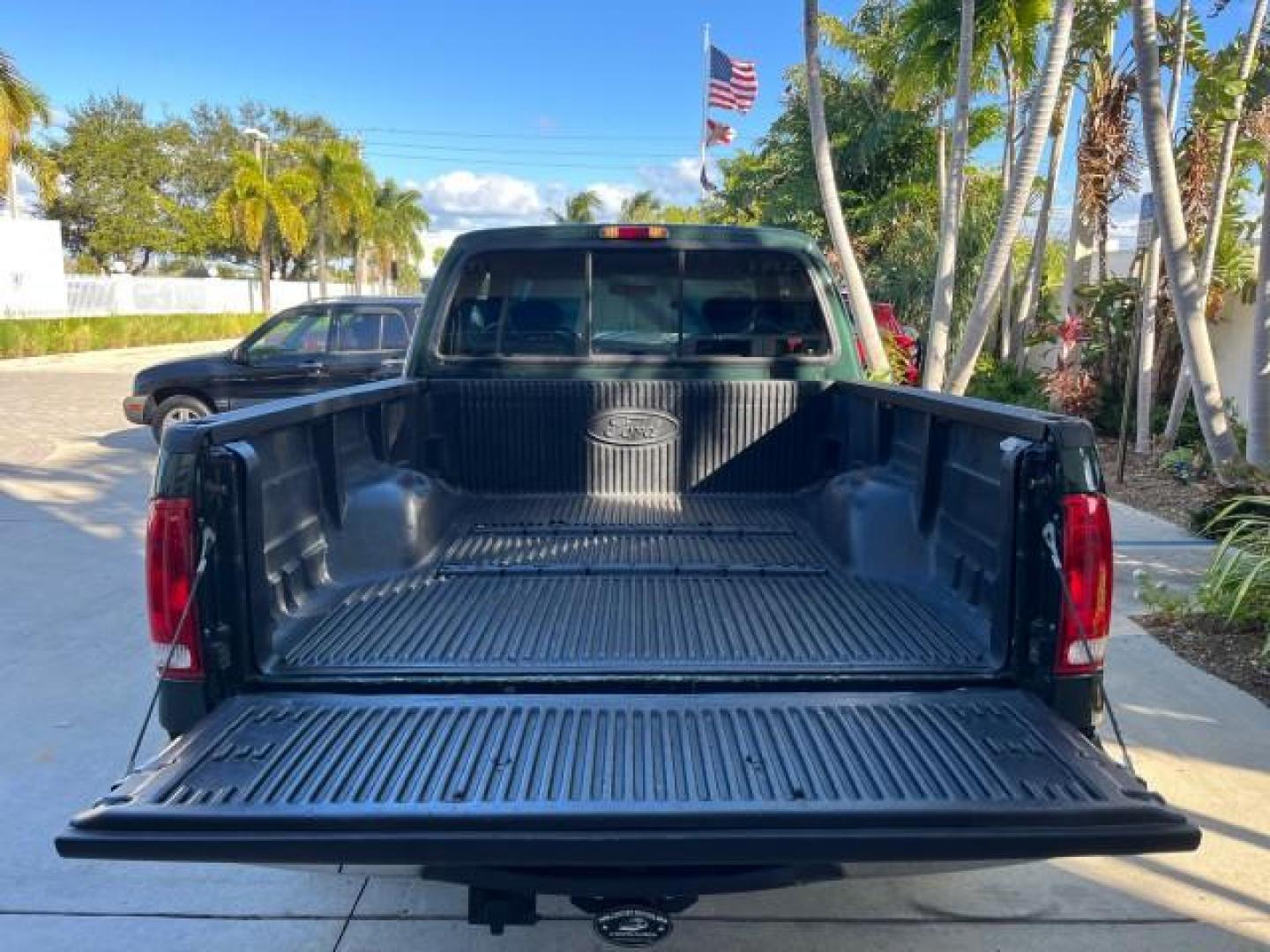 2002 Dark Highland Green Metallic /Medium Parchment Ford Super Duty F-250 7.3 TURBO DIESEL XLT LOW MILES 61,862 (1FTNX20F12E) with an 7.3L DI V8 Turbo-Diesel Power Stroke Engine engine, Automatic transmission, located at 4701 North Dixie Hwy, Pompano Beach, FL, 33064, (954) 422-2889, 26.240938, -80.123474 - OUR WEBPAGE FLORIDACARS1.COM HAS OVER 100 PHOTOS AND FREE CARFAX LINK 2002 FORD F-250 SUPER DUTY LARIAT ROAD READY WORK READY VIN: 1FTNX20F12EB61805 NO ACCIDENTS NO RECALLS 4 DOOR EXTENDED CAB PICKUP POWER SEATS/MIRRORS 7.3L V8 F 7.3L V8 TURBO DIESEL DIESEL LOW MILES 61,862 REAR WHEEL DRIVE 6,9 FT B - Photo#76