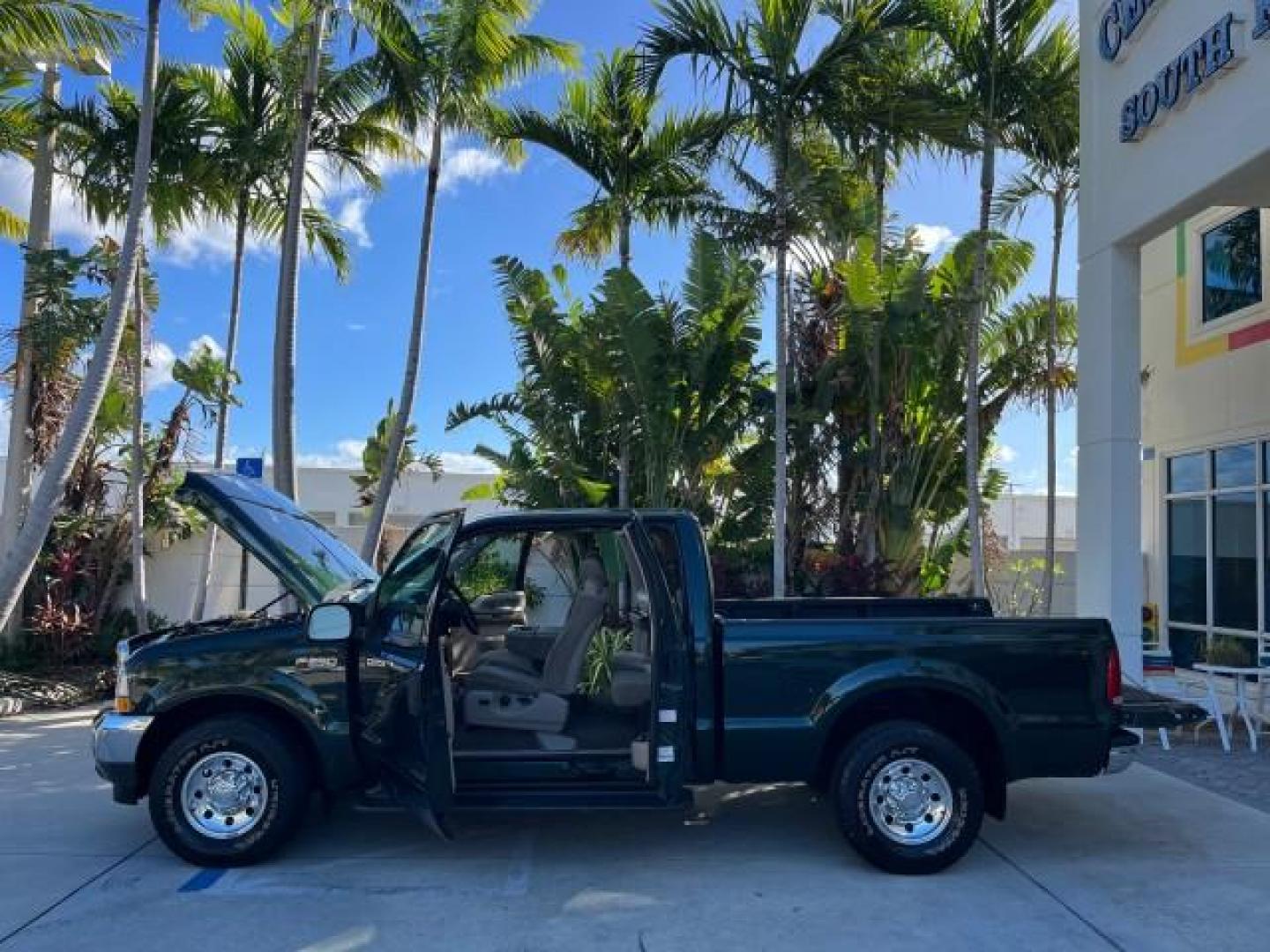 2002 Dark Highland Green Metallic /Medium Parchment Ford Super Duty F-250 7.3 TURBO DIESEL XLT LOW MILES 61,862 (1FTNX20F12E) with an 7.3L DI V8 Turbo-Diesel Power Stroke Engine engine, Automatic transmission, located at 4701 North Dixie Hwy, Pompano Beach, FL, 33064, (954) 422-2889, 26.240938, -80.123474 - OUR WEBPAGE FLORIDACARS1.COM HAS OVER 100 PHOTOS AND FREE CARFAX LINK 2002 FORD F-250 SUPER DUTY LARIAT ROAD READY WORK READY VIN: 1FTNX20F12EB61805 NO ACCIDENTS NO RECALLS 4 DOOR EXTENDED CAB PICKUP POWER SEATS/MIRRORS 7.3L V8 F 7.3L V8 TURBO DIESEL DIESEL LOW MILES 61,862 REAR WHEEL DRIVE 6,9 FT B - Photo#8