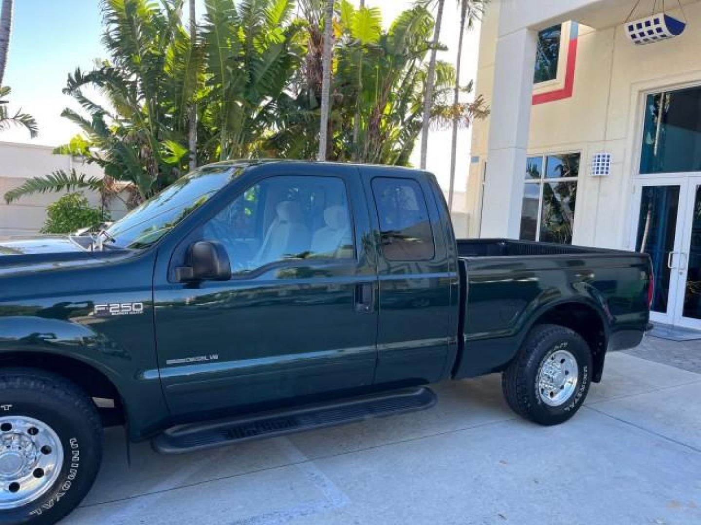 2002 Dark Highland Green Metallic /Medium Parchment Ford Super Duty F-250 7.3 TURBO DIESEL XLT LOW MILES 61,862 (1FTNX20F12E) with an 7.3L DI V8 Turbo-Diesel Power Stroke Engine engine, Automatic transmission, located at 4701 North Dixie Hwy, Pompano Beach, FL, 33064, (954) 422-2889, 26.240938, -80.123474 - OUR WEBPAGE FLORIDACARS1.COM HAS OVER 100 PHOTOS AND FREE CARFAX LINK 2002 FORD F-250 SUPER DUTY LARIAT ROAD READY WORK READY VIN: 1FTNX20F12EB61805 NO ACCIDENTS NO RECALLS 4 DOOR EXTENDED CAB PICKUP POWER SEATS/MIRRORS 7.3L V8 F 7.3L V8 TURBO DIESEL DIESEL LOW MILES 61,862 REAR WHEEL DRIVE 6,9 FT B - Photo#92