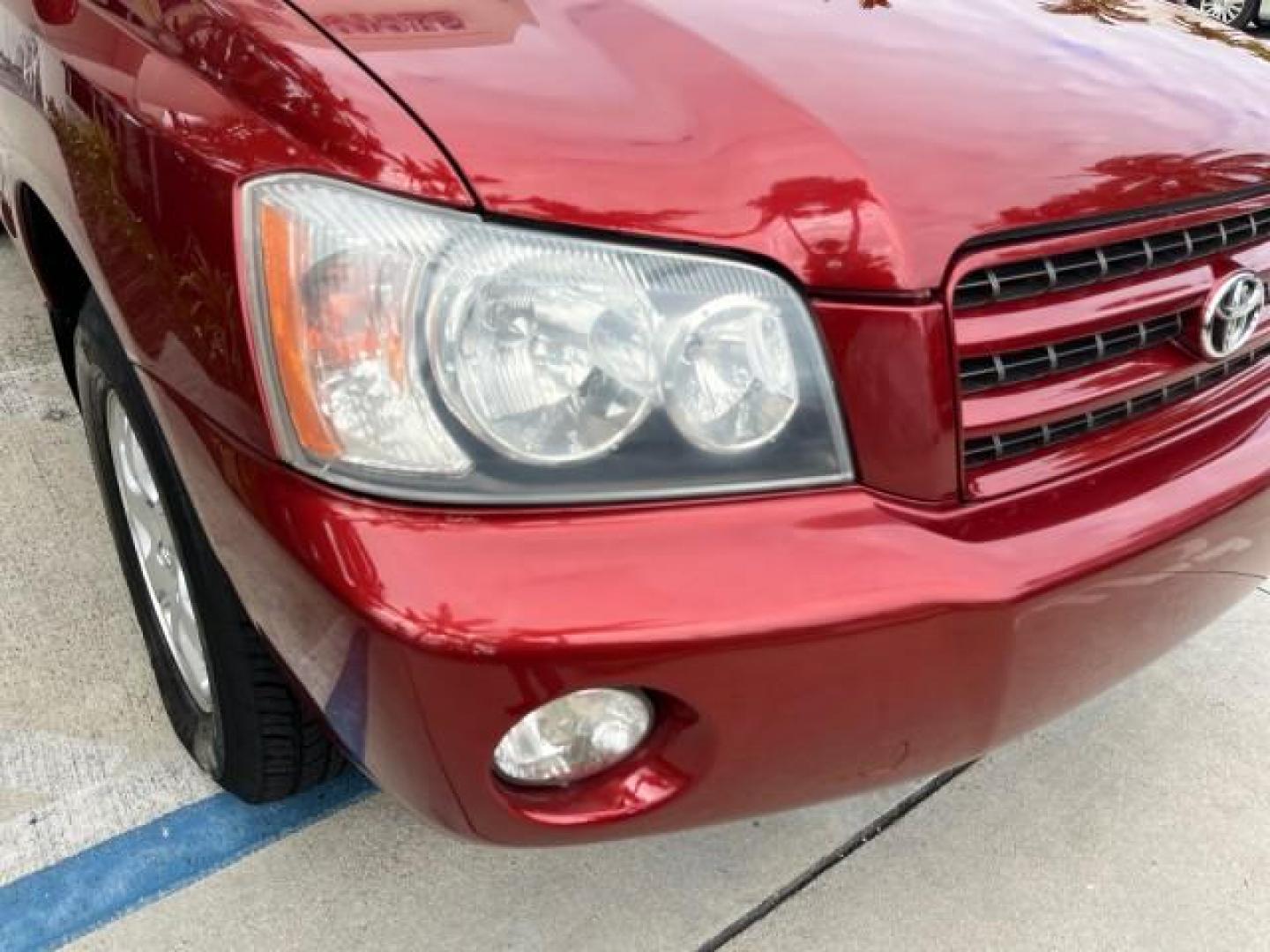 2003 Sundown Red Pearl /Ivory Toyota Highlander 1NC Limited LOW MILES 33,971 (JTEGF21AX30) with an 3.0L DOHC MPFI 24-Valve V6 Engine engine, Automatic transmission, located at 4701 North Dixie Hwy, Pompano Beach, FL, 33064, (954) 422-2889, 26.240938, -80.123474 - OUR WEBPAGE FLORIDACARS1.COM HAS OVER 100 PHOTOS AND FREE CARFAX LINK 2003 TOYOTA HIGHLANDER ROAD READY 3.0L V6 VIN: JTEGF21AX30114961 NO RECALLS 4 DOOR WAGON/SPORT UTILITY 1 OWNER 3.0L V6 F 24V POWER LEATHER SEATS GASOLINE POWER SUNROOF FRONT WHEEL DRIVE 46 SERVICE RECORDS Approach Lights Vehicle s - Photo#80