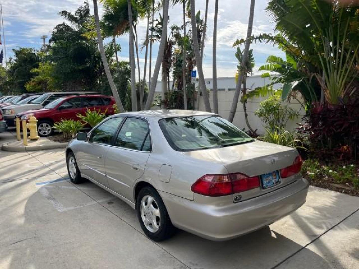 1999 Satin Silver (Met) /Ivory Honda Accord Sdn 1 FL EX LOW MILES 61,390 (JHMCG6679XC) with an 2.3L VTEC I4 ULEV-Certified Engine engine, Automatic transmission, located at 4701 North Dixie Hwy, Pompano Beach, FL, 33064, (954) 422-2889, 26.240938, -80.123474 - OUR WEBPAGE FLORIDACARS1.COM HAS OVER 100 PHOTOS AND FREE CARFAX LINK 1999 HONDA ACCORD EX ROAD READY 2.3L I4 VIN: JHMCG6679XC028564 NO RECALLS 30 MPG SEDAN 4 DR 1 OWNER FLORIDA 2.3L I4 F OHV VERY LOW MILES 61,390 GASOLINE POWER SUNROOF/MIRRORS FRONT WHEEL DRIVE 20 SERVICE RECORDS ABS Brakes Automat - Photo#5