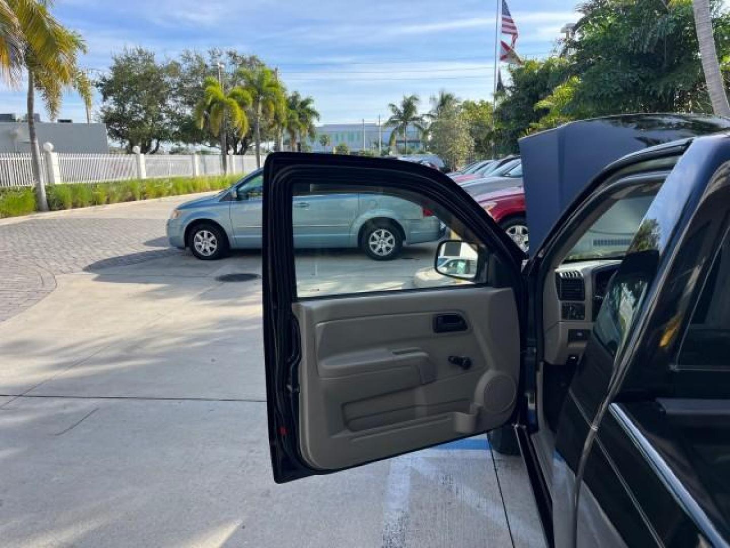 2006 Black /Light Cashmere Chevrolet Colorado 1 FL LS LOW MILES 53,797 (1GCCS148368) with an 2.8L DOHC 4-Cyl MFI Engine engine, Manual transmission, located at 4701 North Dixie Hwy, Pompano Beach, FL, 33064, (954) 422-2889, 26.240938, -80.123474 - OUR WEBPAGE FLORIDACARS1.COM HAS OVER 100 PHOTOS AND FREE CARFAX LINK 2006 CHEVROLET COLORADO WORK TRUCK ROAD READY WORK READY VIN: 1GCCS148368250775 NO ACCIDENTS 2.8L I4 PICKUP 1 OWNER FLORIDA 2.8L I4 F LOW MILES 53,797 25 MPG GASOLINE 6.1 FT BED LENGHT REAR WHEEL DRIVE MANUAL 5 SERVICE RECORDS 6.1 - Photo#9