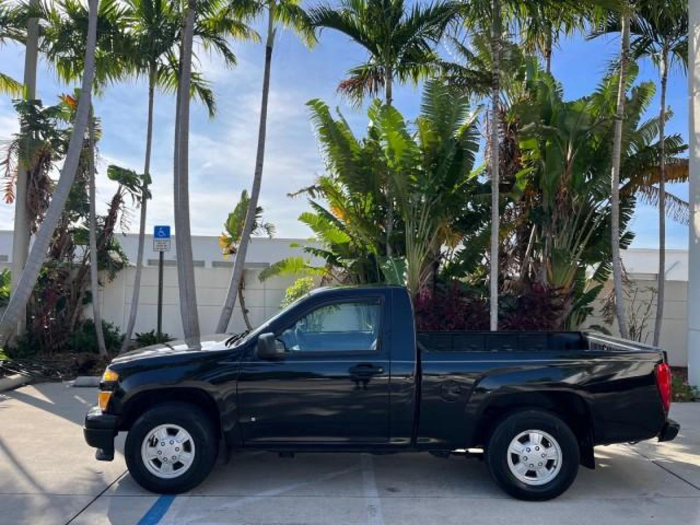 2006 Black /Light Cashmere Chevrolet Colorado 1 FL LS LOW MILES 53,797 (1GCCS148368) with an 2.8L DOHC 4-Cyl MFI Engine engine, Manual transmission, located at 4701 North Dixie Hwy, Pompano Beach, FL, 33064, (954) 422-2889, 26.240938, -80.123474 - OUR WEBPAGE FLORIDACARS1.COM HAS OVER 100 PHOTOS AND FREE CARFAX LINK 2006 CHEVROLET COLORADO WORK TRUCK ROAD READY WORK READY VIN: 1GCCS148368250775 NO ACCIDENTS 2.8L I4 PICKUP 1 OWNER FLORIDA 2.8L I4 F LOW MILES 53,797 25 MPG GASOLINE 6.1 FT BED LENGHT REAR WHEEL DRIVE MANUAL 5 SERVICE RECORDS 6.1 - Photo#99
