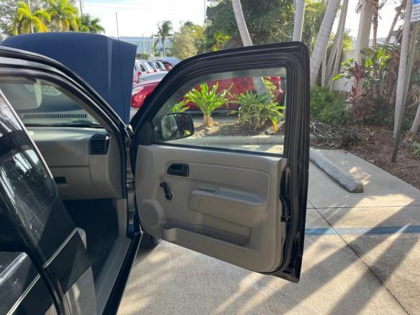 2006 Black /Light Cashmere Chevrolet Colorado 1 FL LS LOW MILES 53,797 (1GCCS148368) with an 2.8L DOHC 4-Cyl MFI Engine engine, Manual transmission, located at 4701 North Dixie Hwy, Pompano Beach, FL, 33064, (954) 422-2889, 26.240938, -80.123474 - OUR WEBPAGE FLORIDACARS1.COM HAS OVER 100 PHOTOS AND FREE CARFAX LINK 2006 CHEVROLET COLORADO WORK TRUCK ROAD READY WORK READY VIN: 1GCCS148368250775 NO ACCIDENTS 2.8L I4 PICKUP 1 OWNER FLORIDA 2.8L I4 F LOW MILES 53,797 25 MPG GASOLINE 6.1 FT BED LENGHT REAR WHEEL DRIVE MANUAL 5 SERVICE RECORDS 6.1 - Photo#11
