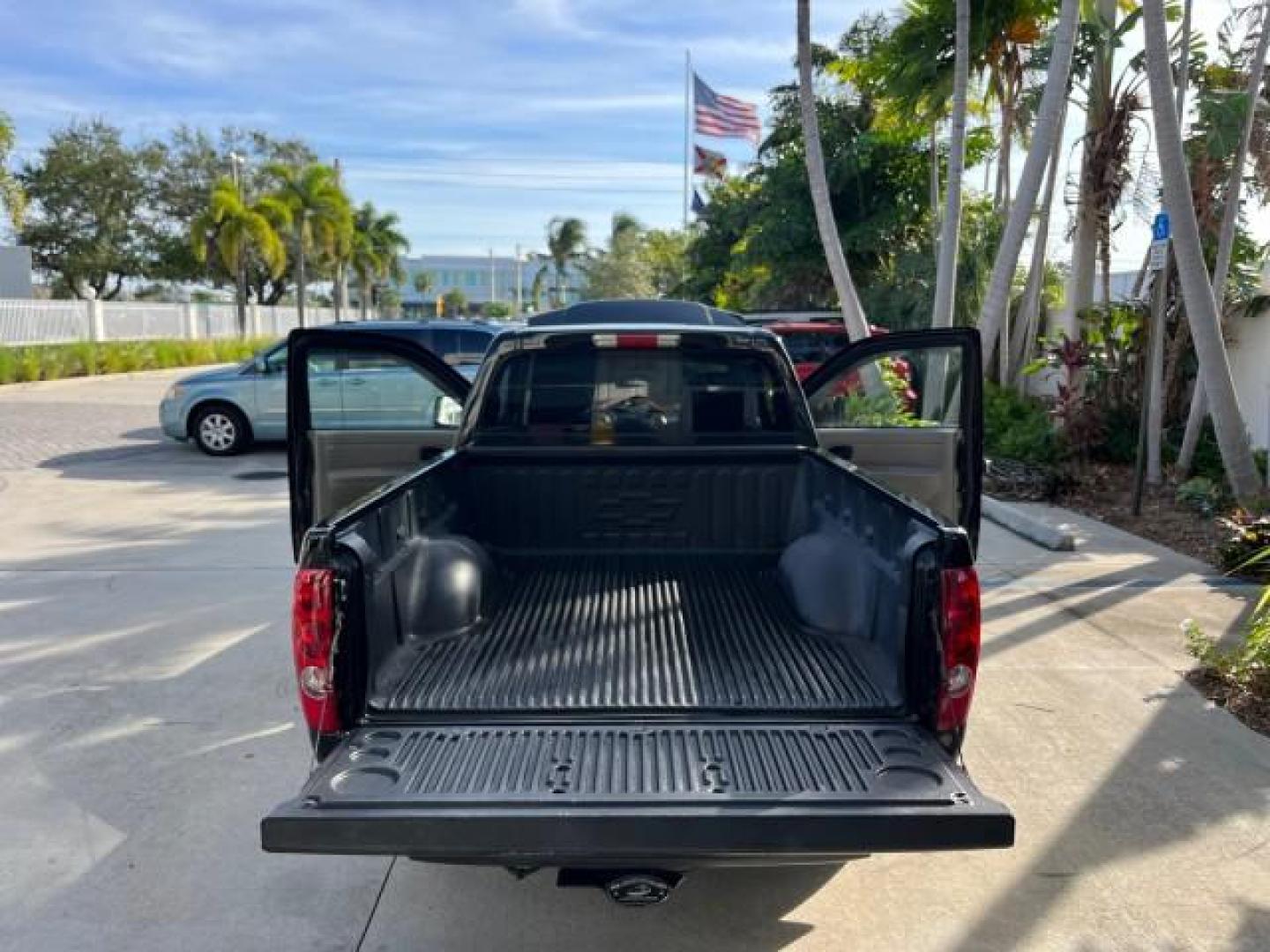 2006 Black /Light Cashmere Chevrolet Colorado 1 FL LS LOW MILES 53,797 (1GCCS148368) with an 2.8L DOHC 4-Cyl MFI Engine engine, Manual transmission, located at 4701 North Dixie Hwy, Pompano Beach, FL, 33064, (954) 422-2889, 26.240938, -80.123474 - OUR WEBPAGE FLORIDACARS1.COM HAS OVER 100 PHOTOS AND FREE CARFAX LINK 2006 CHEVROLET COLORADO WORK TRUCK ROAD READY WORK READY VIN: 1GCCS148368250775 NO ACCIDENTS 2.8L I4 PICKUP 1 OWNER FLORIDA 2.8L I4 F LOW MILES 53,797 25 MPG GASOLINE 6.1 FT BED LENGHT REAR WHEEL DRIVE MANUAL 5 SERVICE RECORDS 6.1 - Photo#15