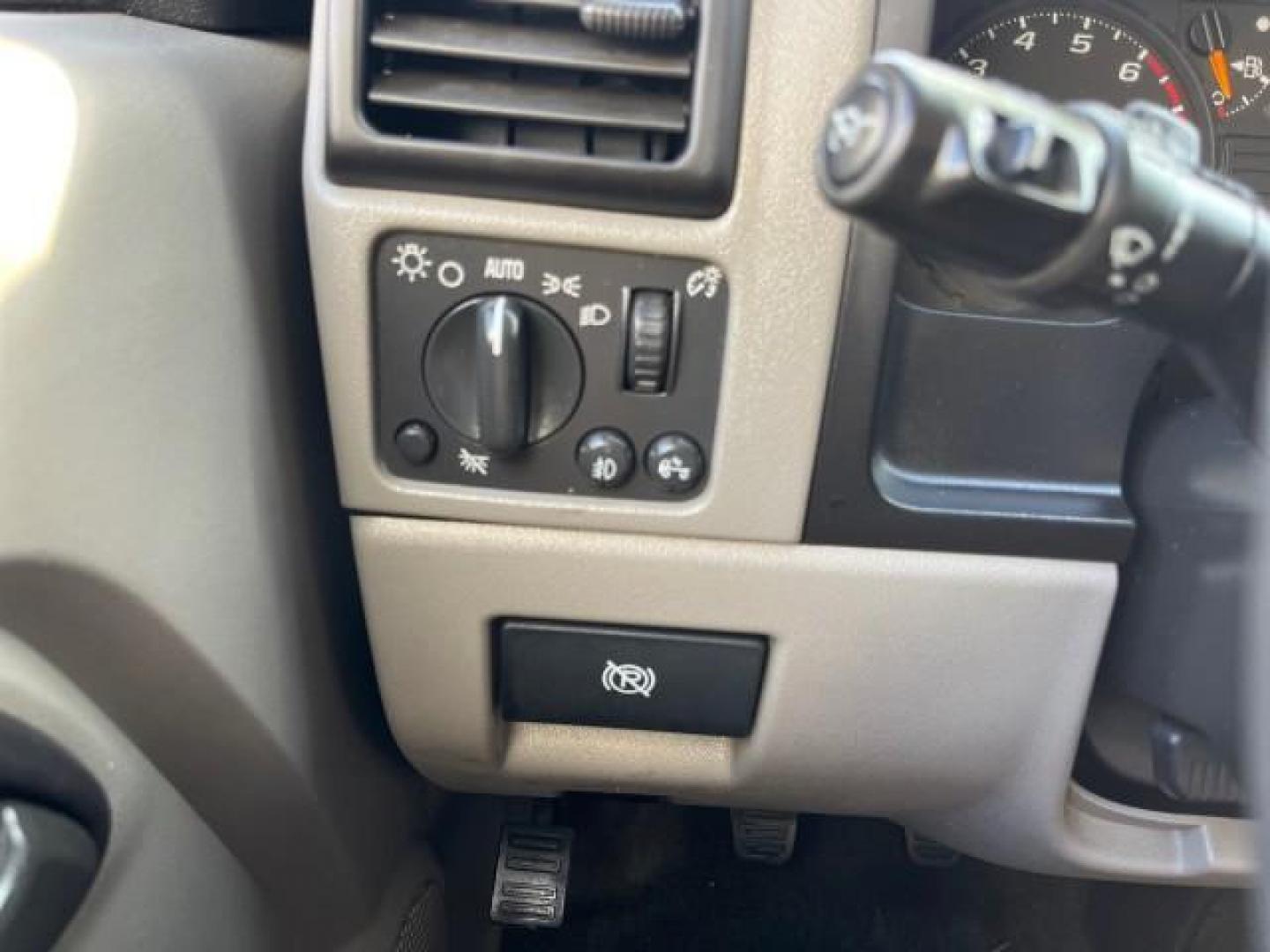 2006 Black /Light Cashmere Chevrolet Colorado 1 FL LS LOW MILES 53,797 (1GCCS148368) with an 2.8L DOHC 4-Cyl MFI Engine engine, Manual transmission, located at 4701 North Dixie Hwy, Pompano Beach, FL, 33064, (954) 422-2889, 26.240938, -80.123474 - OUR WEBPAGE FLORIDACARS1.COM HAS OVER 100 PHOTOS AND FREE CARFAX LINK 2006 CHEVROLET COLORADO WORK TRUCK ROAD READY WORK READY VIN: 1GCCS148368250775 NO ACCIDENTS 2.8L I4 PICKUP 1 OWNER FLORIDA 2.8L I4 F LOW MILES 53,797 25 MPG GASOLINE 6.1 FT BED LENGHT REAR WHEEL DRIVE MANUAL 5 SERVICE RECORDS 6.1 - Photo#33