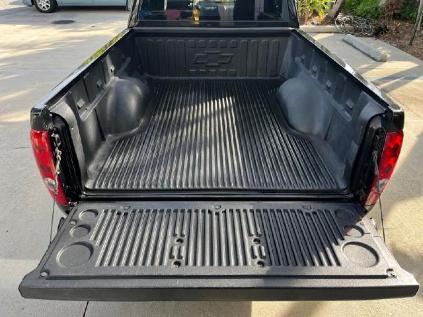 2006 Black /Light Cashmere Chevrolet Colorado 1 FL LS LOW MILES 53,797 (1GCCS148368) with an 2.8L DOHC 4-Cyl MFI Engine engine, Manual transmission, located at 4701 North Dixie Hwy, Pompano Beach, FL, 33064, (954) 422-2889, 26.240938, -80.123474 - OUR WEBPAGE FLORIDACARS1.COM HAS OVER 100 PHOTOS AND FREE CARFAX LINK 2006 CHEVROLET COLORADO WORK TRUCK ROAD READY WORK READY VIN: 1GCCS148368250775 NO ACCIDENTS 2.8L I4 PICKUP 1 OWNER FLORIDA 2.8L I4 F LOW MILES 53,797 25 MPG GASOLINE 6.1 FT BED LENGHT REAR WHEEL DRIVE MANUAL 5 SERVICE RECORDS 6.1 - Photo#45