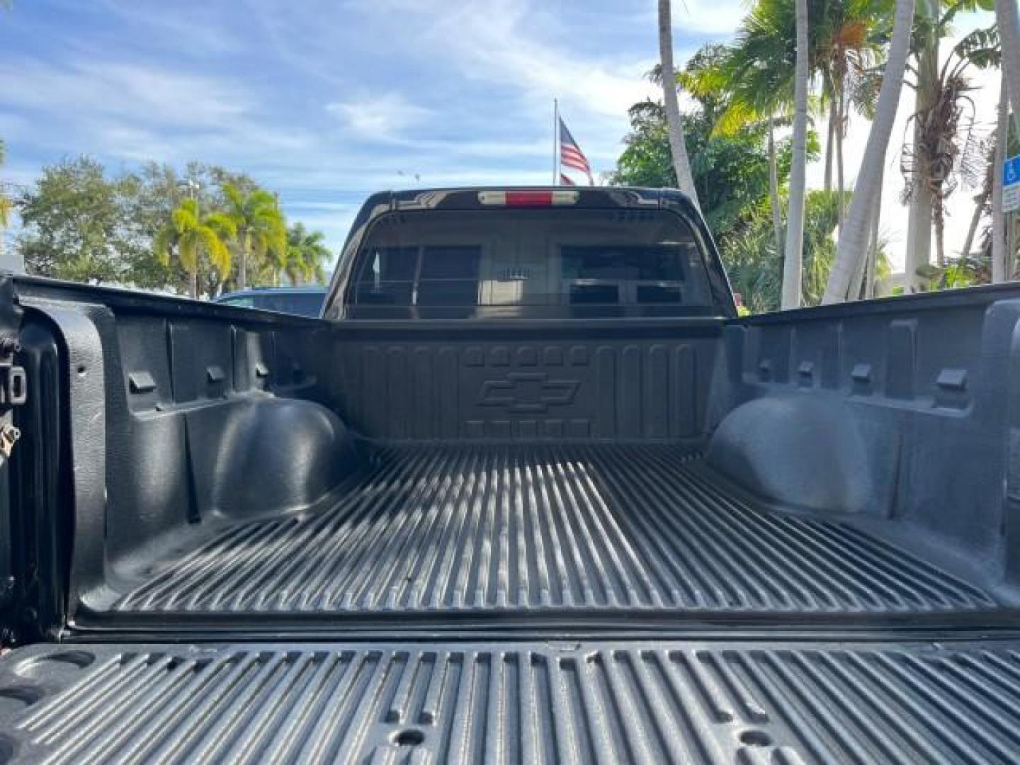 2006 Black /Light Cashmere Chevrolet Colorado 1 FL LS LOW MILES 53,797 (1GCCS148368) with an 2.8L DOHC 4-Cyl MFI Engine engine, Manual transmission, located at 4701 North Dixie Hwy, Pompano Beach, FL, 33064, (954) 422-2889, 26.240938, -80.123474 - OUR WEBPAGE FLORIDACARS1.COM HAS OVER 100 PHOTOS AND FREE CARFAX LINK 2006 CHEVROLET COLORADO WORK TRUCK ROAD READY WORK READY VIN: 1GCCS148368250775 NO ACCIDENTS 2.8L I4 PICKUP 1 OWNER FLORIDA 2.8L I4 F LOW MILES 53,797 25 MPG GASOLINE 6.1 FT BED LENGHT REAR WHEEL DRIVE MANUAL 5 SERVICE RECORDS 6.1 - Photo#46