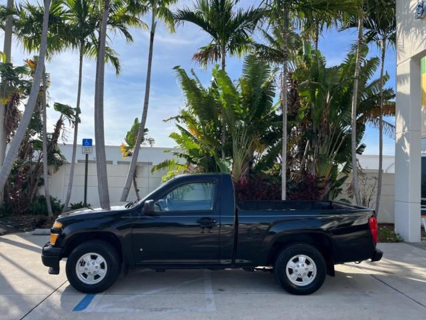 2006 Black /Light Cashmere Chevrolet Colorado 1 FL LS LOW MILES 53,797 (1GCCS148368) with an 2.8L DOHC 4-Cyl MFI Engine engine, Manual transmission, located at 4701 North Dixie Hwy, Pompano Beach, FL, 33064, (954) 422-2889, 26.240938, -80.123474 - OUR WEBPAGE FLORIDACARS1.COM HAS OVER 100 PHOTOS AND FREE CARFAX LINK 2006 CHEVROLET COLORADO WORK TRUCK ROAD READY WORK READY VIN: 1GCCS148368250775 NO ACCIDENTS 2.8L I4 PICKUP 1 OWNER FLORIDA 2.8L I4 F LOW MILES 53,797 25 MPG GASOLINE 6.1 FT BED LENGHT REAR WHEEL DRIVE MANUAL 5 SERVICE RECORDS 6.1 - Photo#4